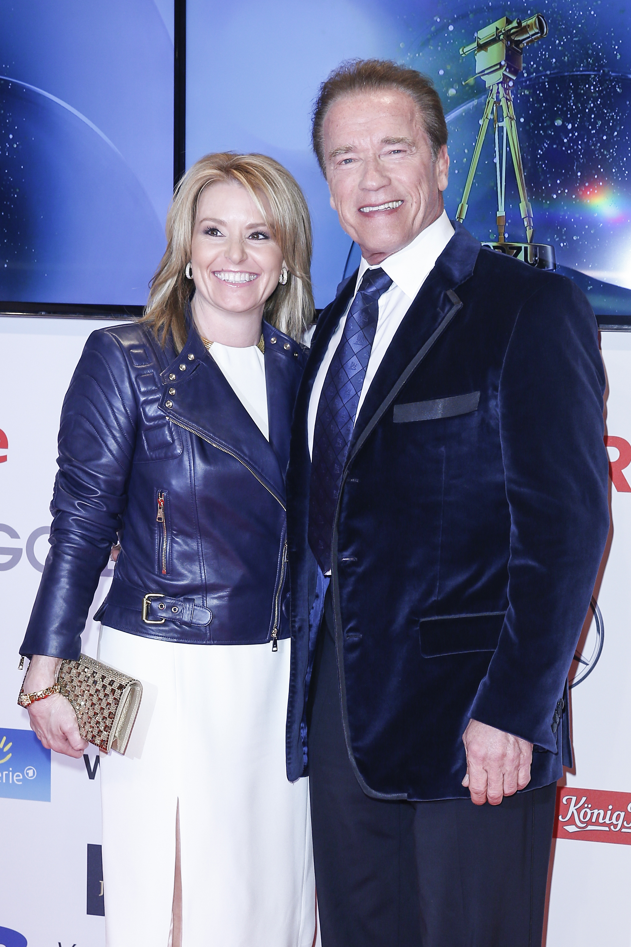 Heather Milligan et Arnold Schwarzenegger assistent à la Goldene Kamera 2015 le 27 février 2015 à Hambourg, Allemagne | Source : Getty Images