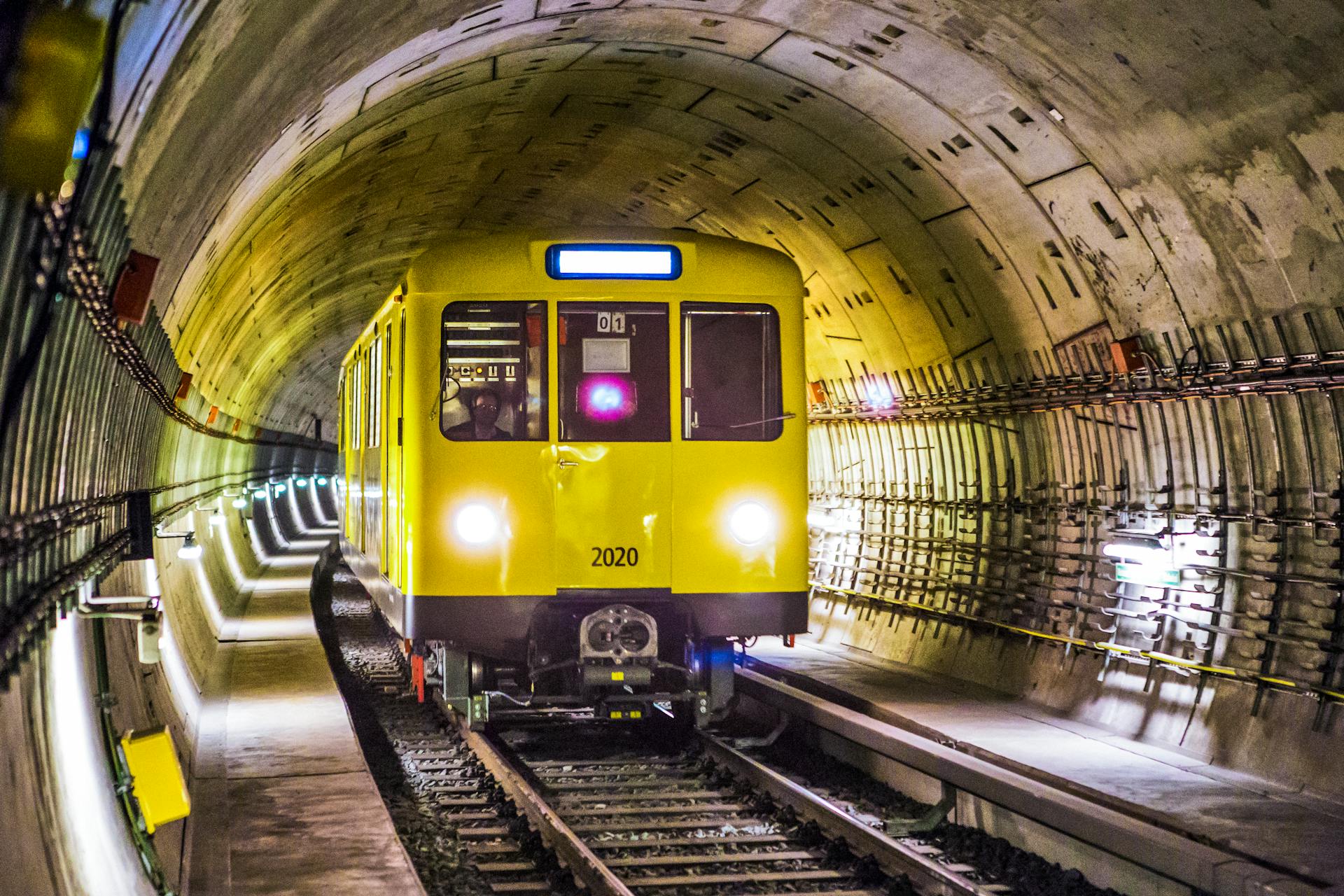 Un train jaune et noir passant dans un tunnel | Source : Pexels