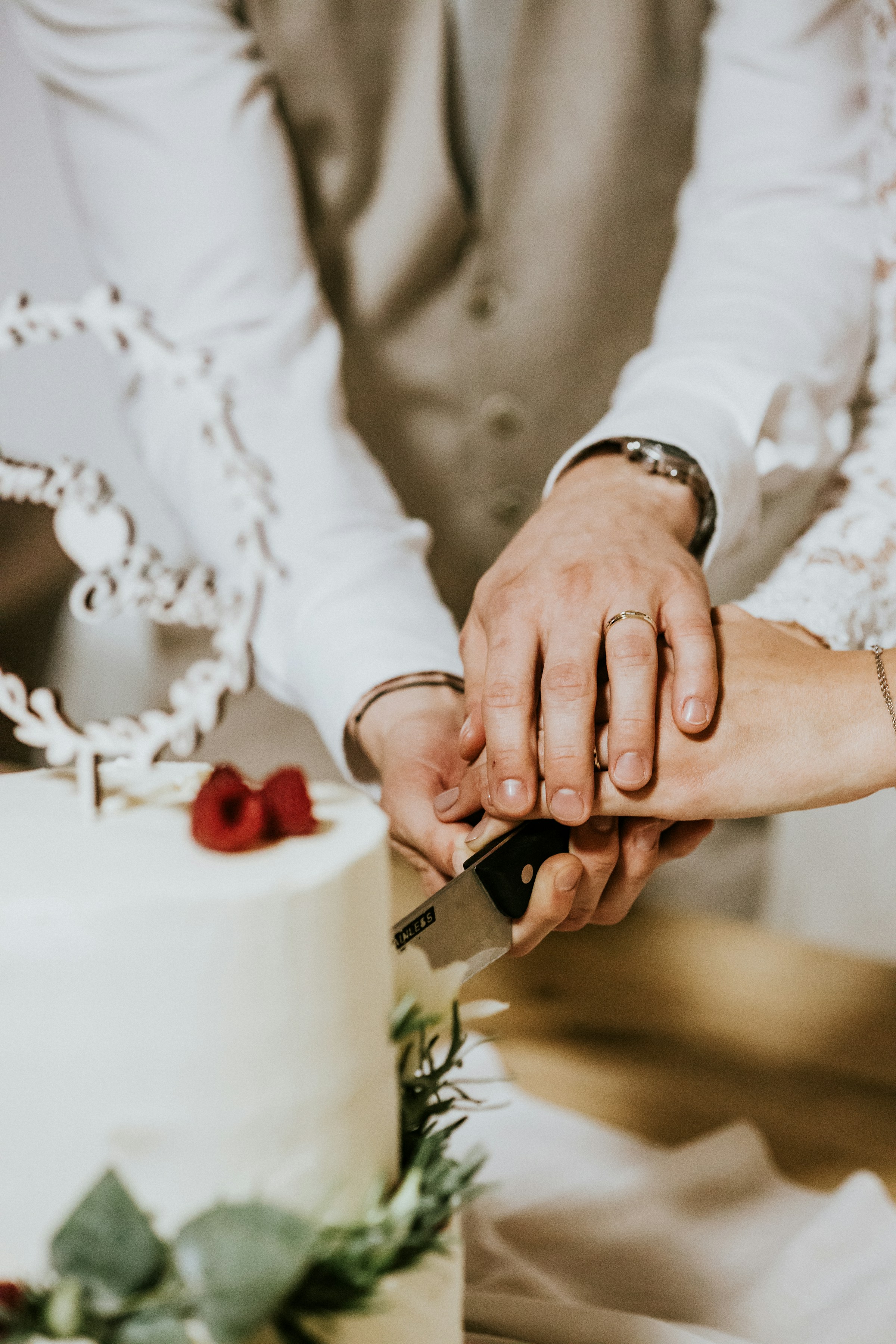 Un couple coupe un gâteau de mariage | Source : Unsplash