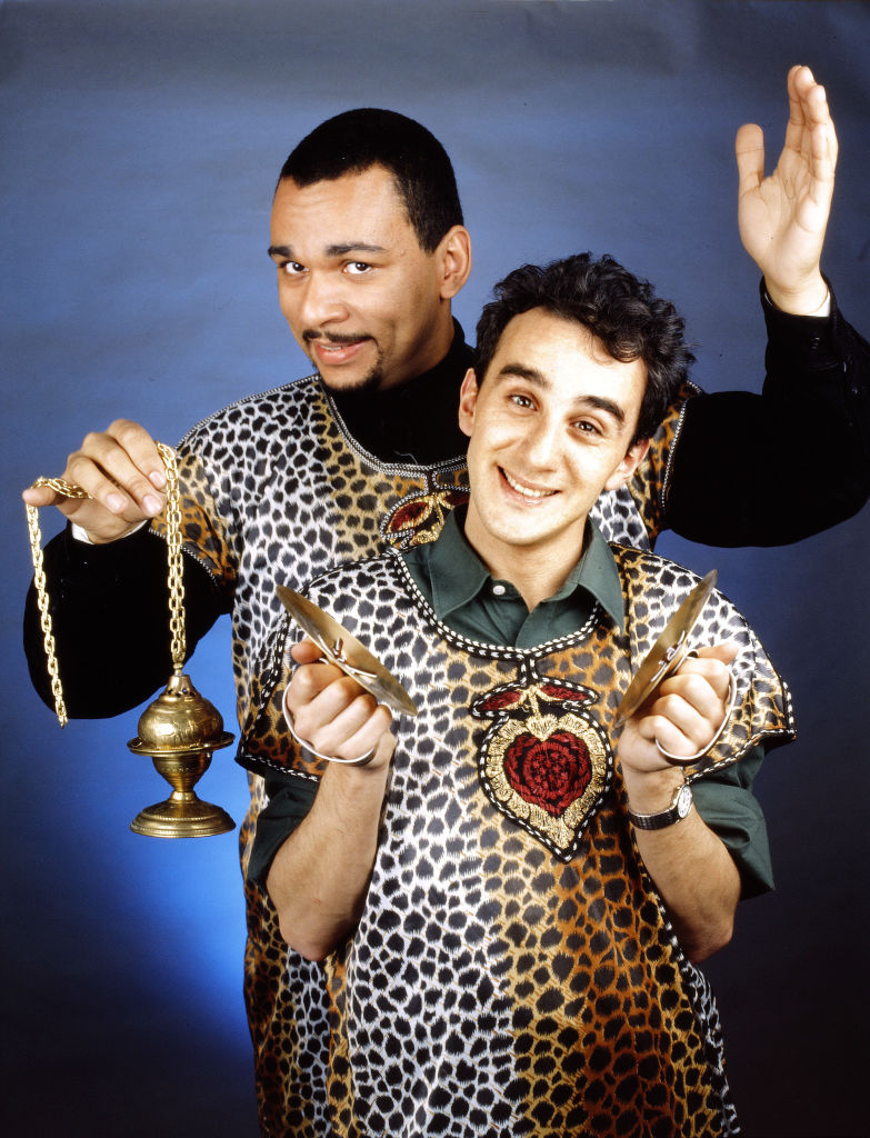 Élie Semoun et Dieudonné posent lors d'une séance photo à Paris, en France, le 27/03/1992 I Source : Getty Images