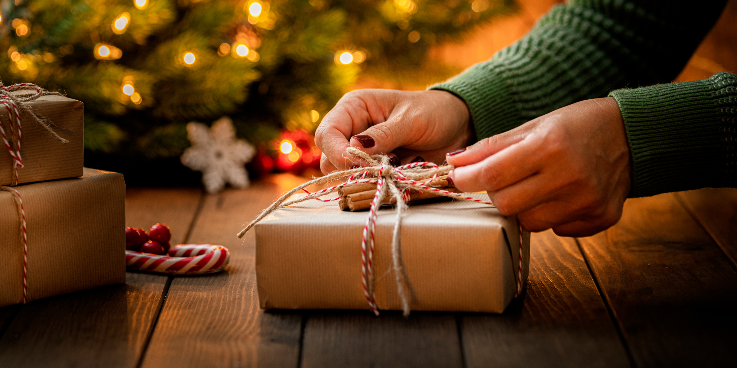 Une femme emballe un cadeau | Source : Getty Images