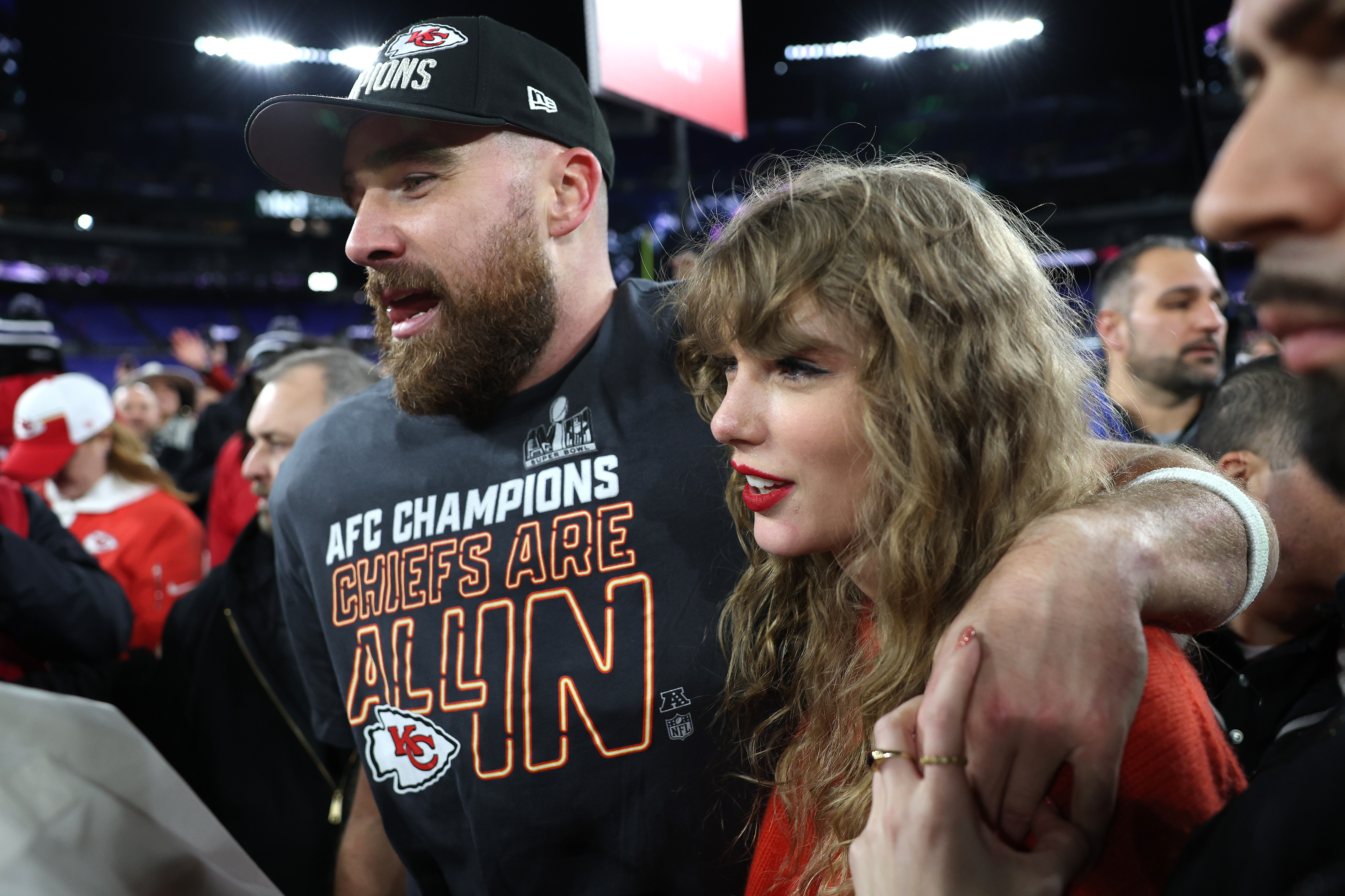 Travis Kelce célèbre avec Taylor Swift après une victoire contre les Ravens de Baltimore lors du AFC Championship Game au M&T Bank Stadium, le 28 janvier 2024, à Baltimore, dans le Maryland. | Source : Getty Images