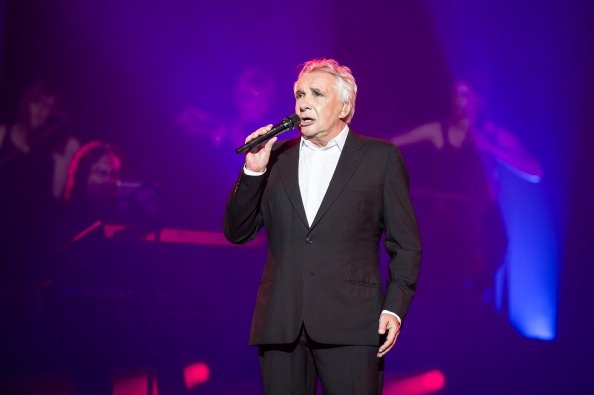 Michel Sardou se produit à L'Olympia le 9 juin 2013 à Paris, France. |Photo : Getty Images