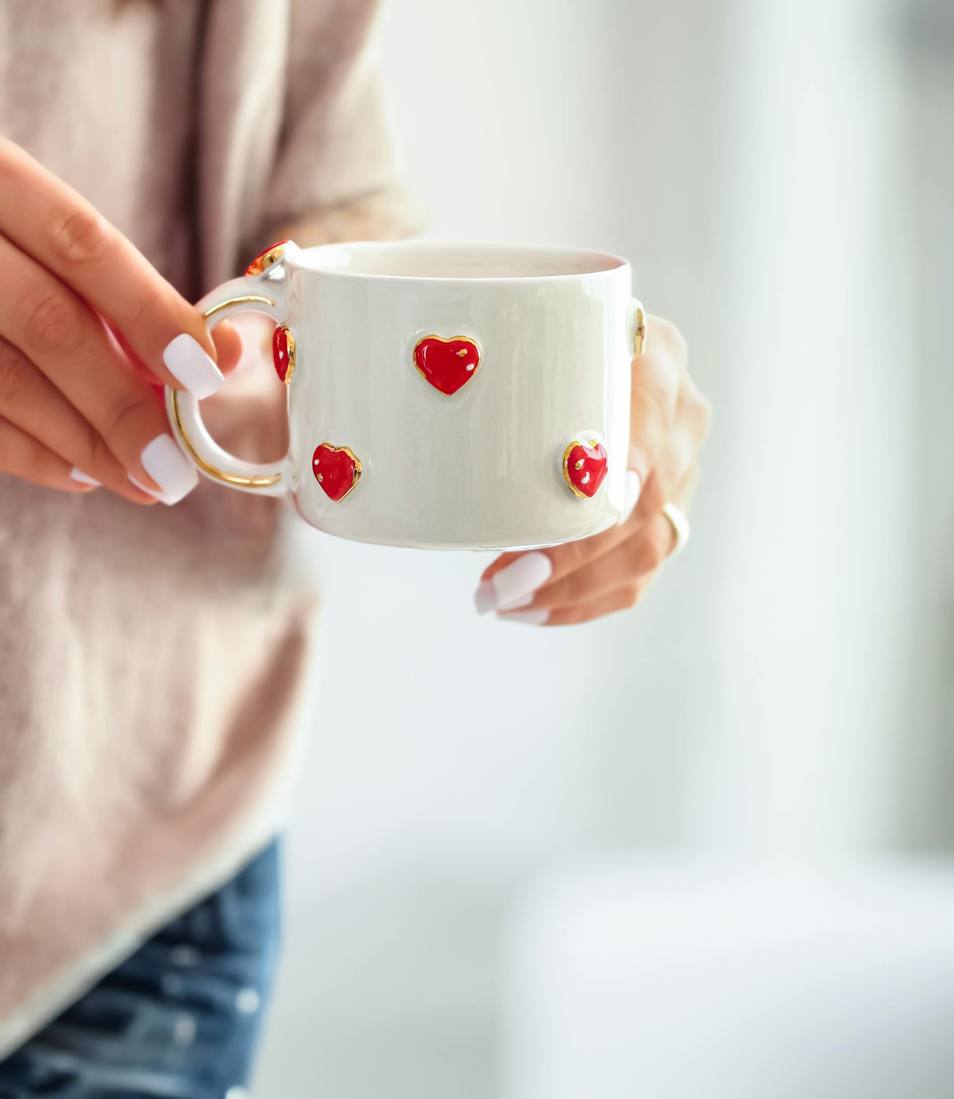 Une femme tenant une tasse | Source : Pexels