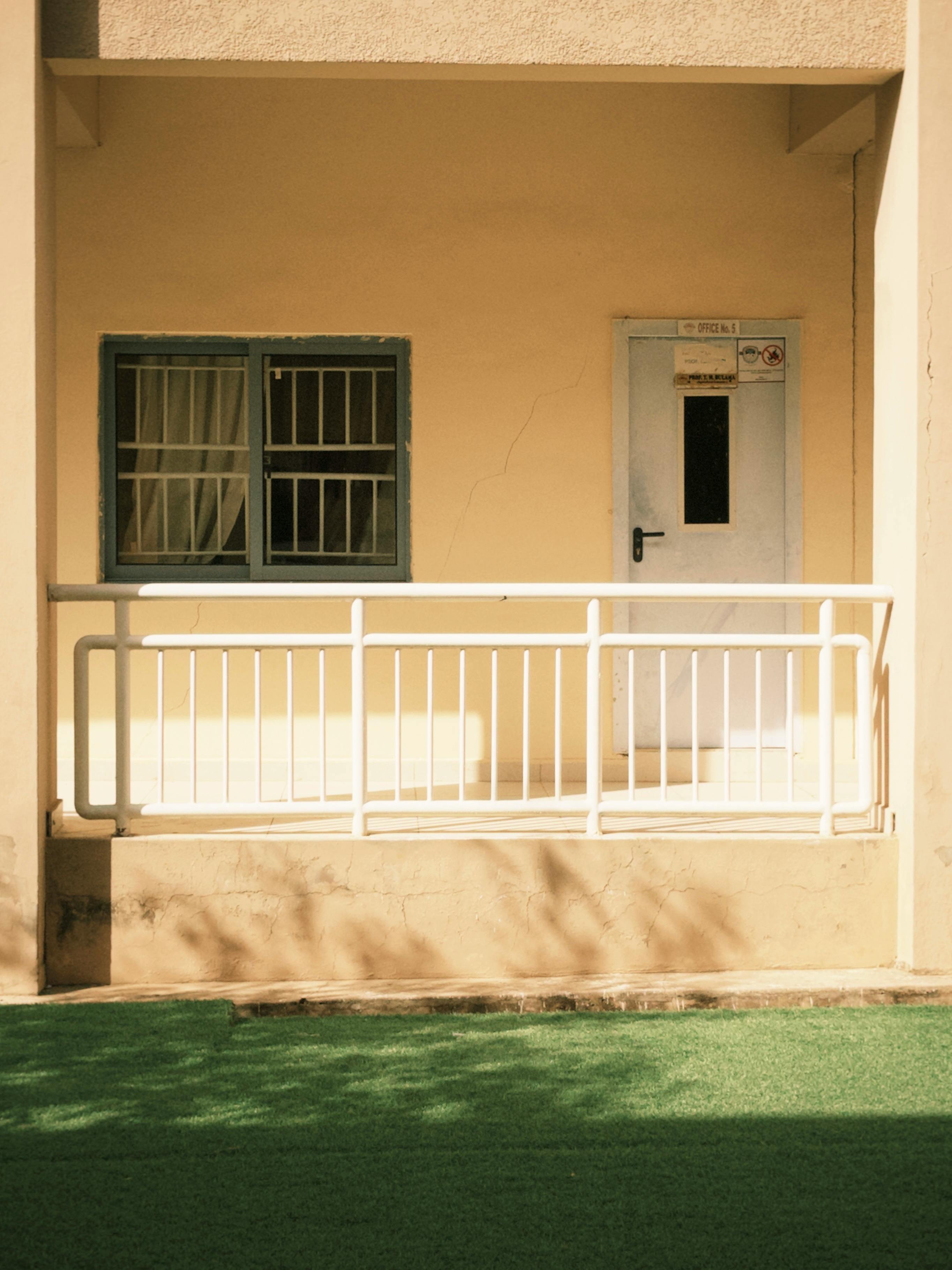 Porche avec porte et fenêtre | Source : Pexels