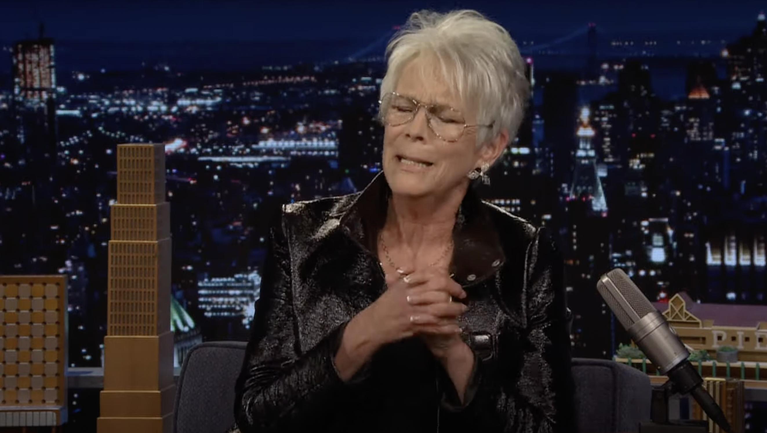 Jamie Lee Curtis s'émeut lors d'une apparition au Tonight Show, le 9 janvier 2025 | Source : YouTube/@fallontonight