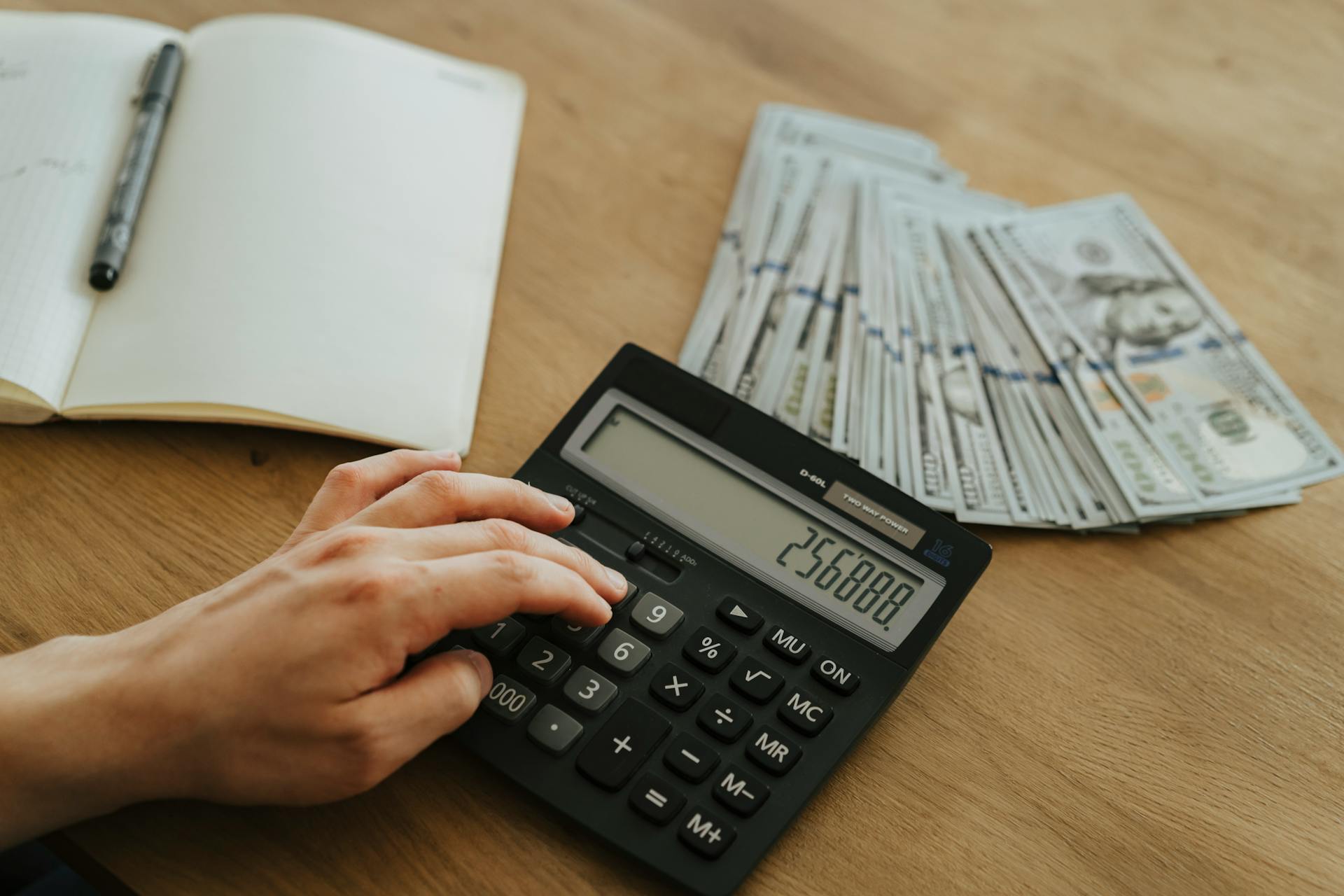 Une personne utilisant une calculatrice | Source : Pexels