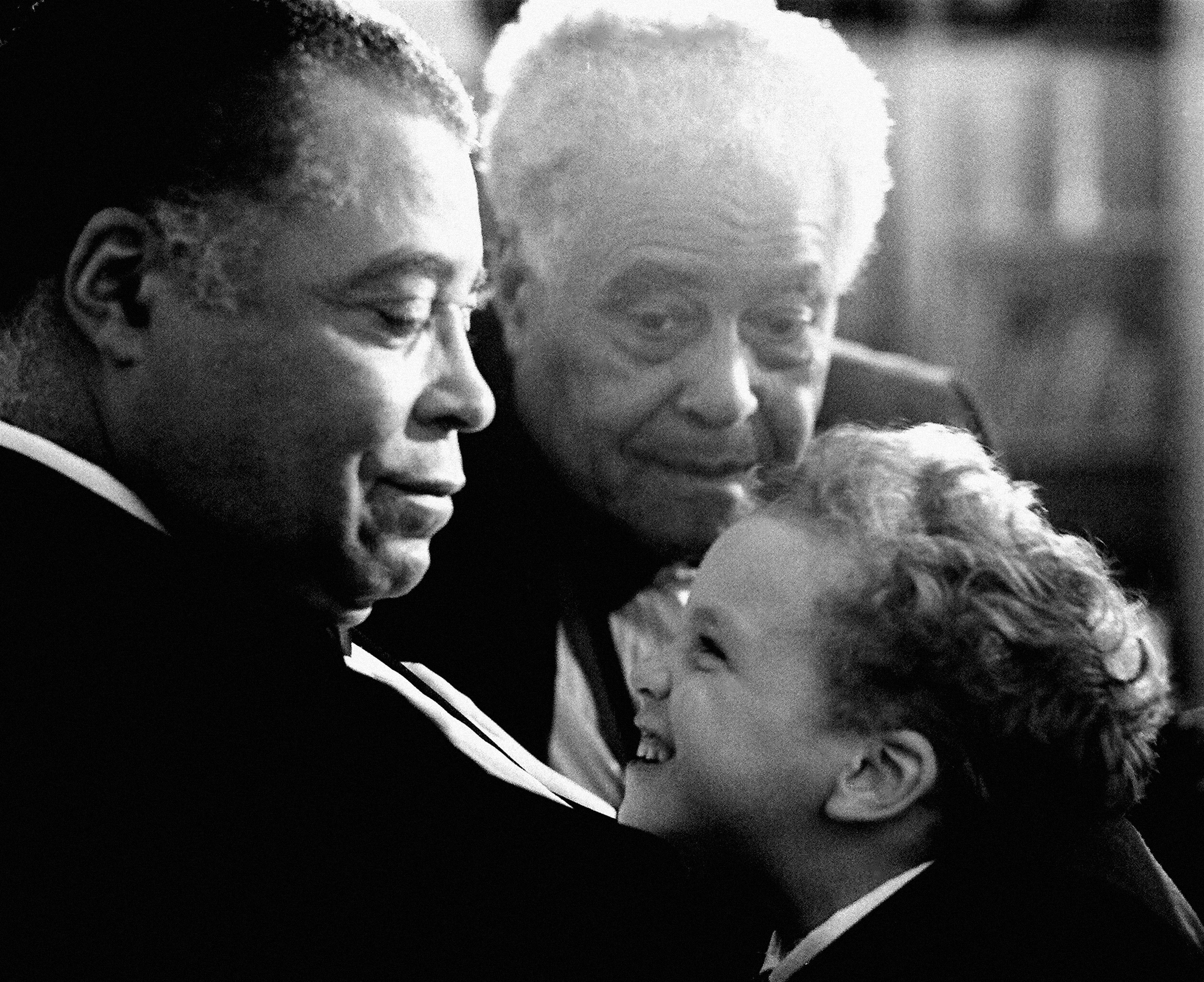 L'acteur James Earl Jones avec son père, Robert Earl Jones, et son fils, Flynn Earl Jones, à sa résidence de New York, vers 1987. | Source : Getty Images