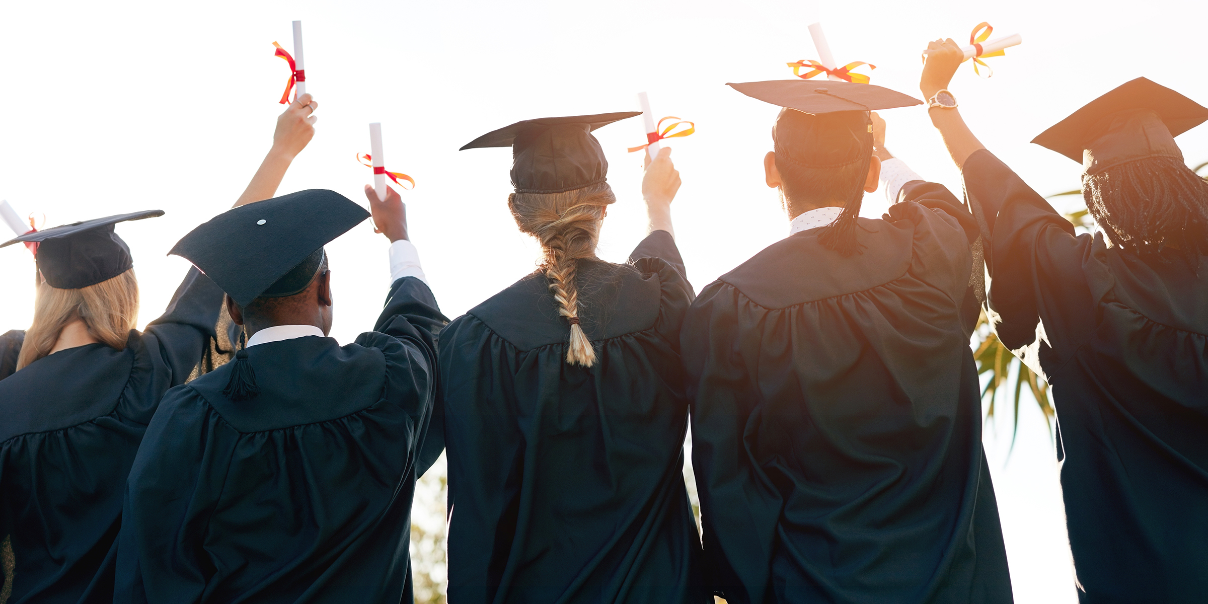 Des étudiants célèbrent leur remise de diplôme | Source : Shutterstock