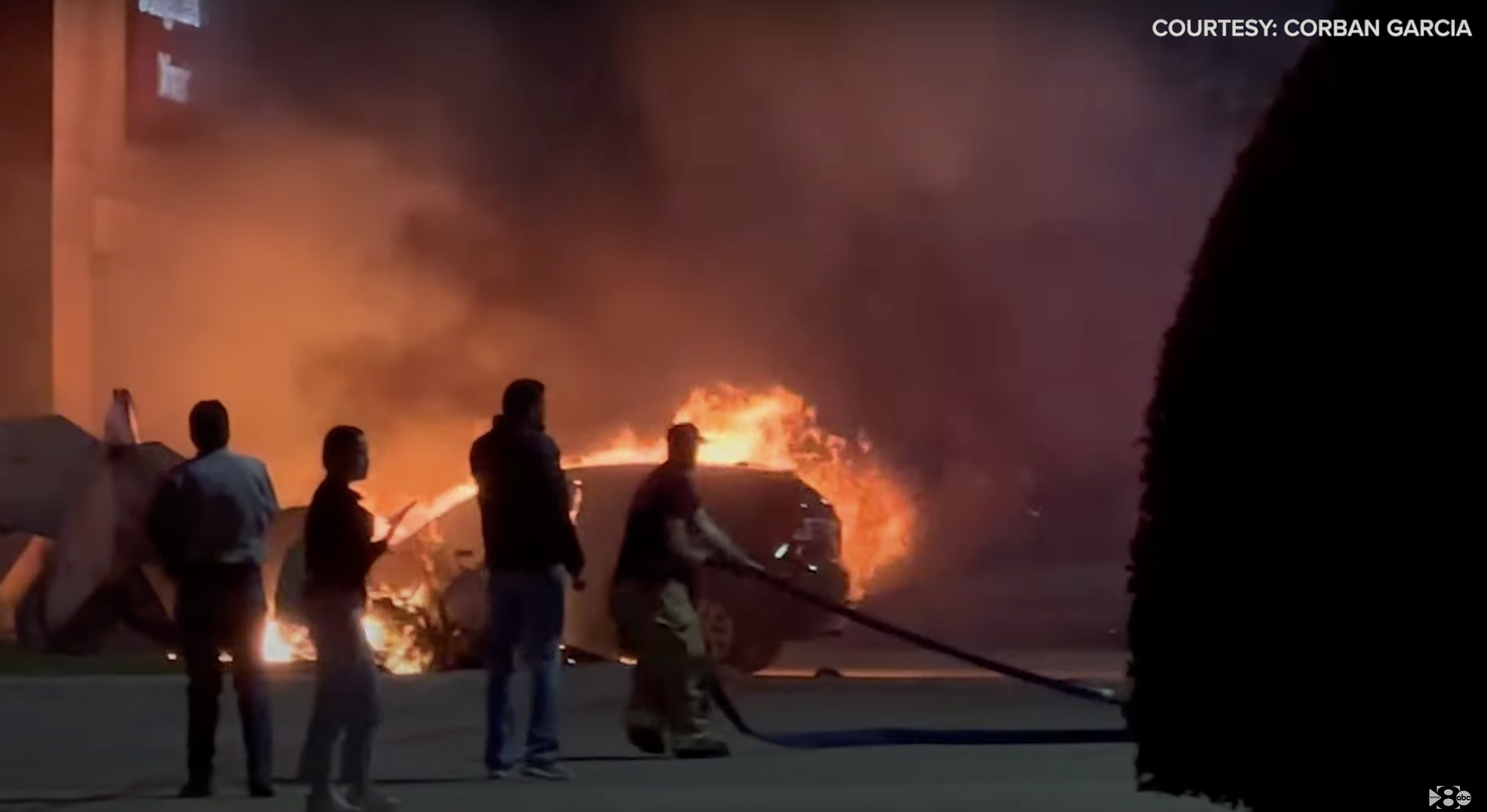 Le site de l'accident montrant des pompiers en train d'éteindre les flammes et des gens courant dans tous les sens, comme on peut le voir dans une vidéo datée du 22 novembre 2023 | Source : youtube.com/Wfaa8
