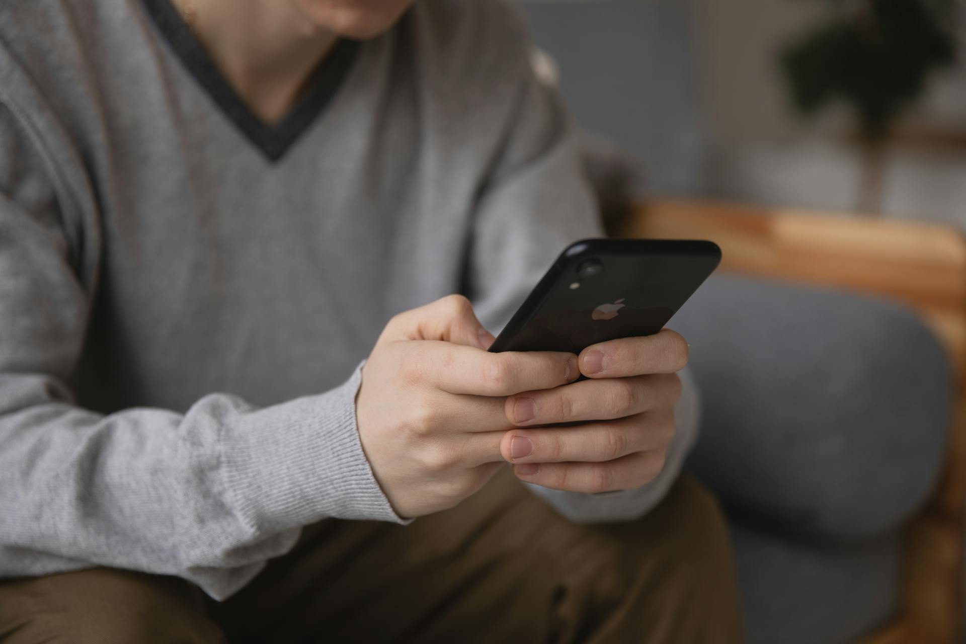 Un homme utilisant son téléphone | Source : Pexels