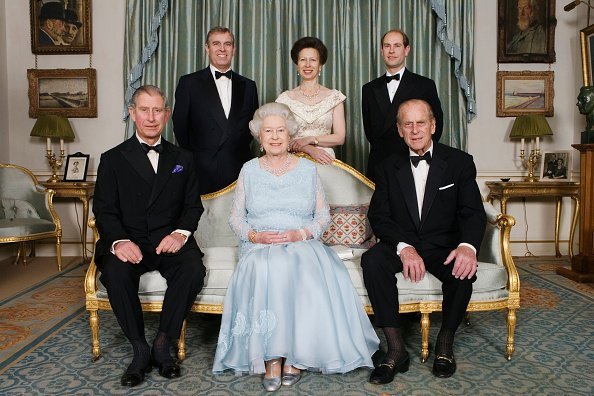 La reine Elizabeth II, le prince Phillip, le prince Charles, la princesse Anne, le prince Andrew et le prince Edward le 18 novembre 2007 à Londres, en Angleterre. | Photo: Getty Images