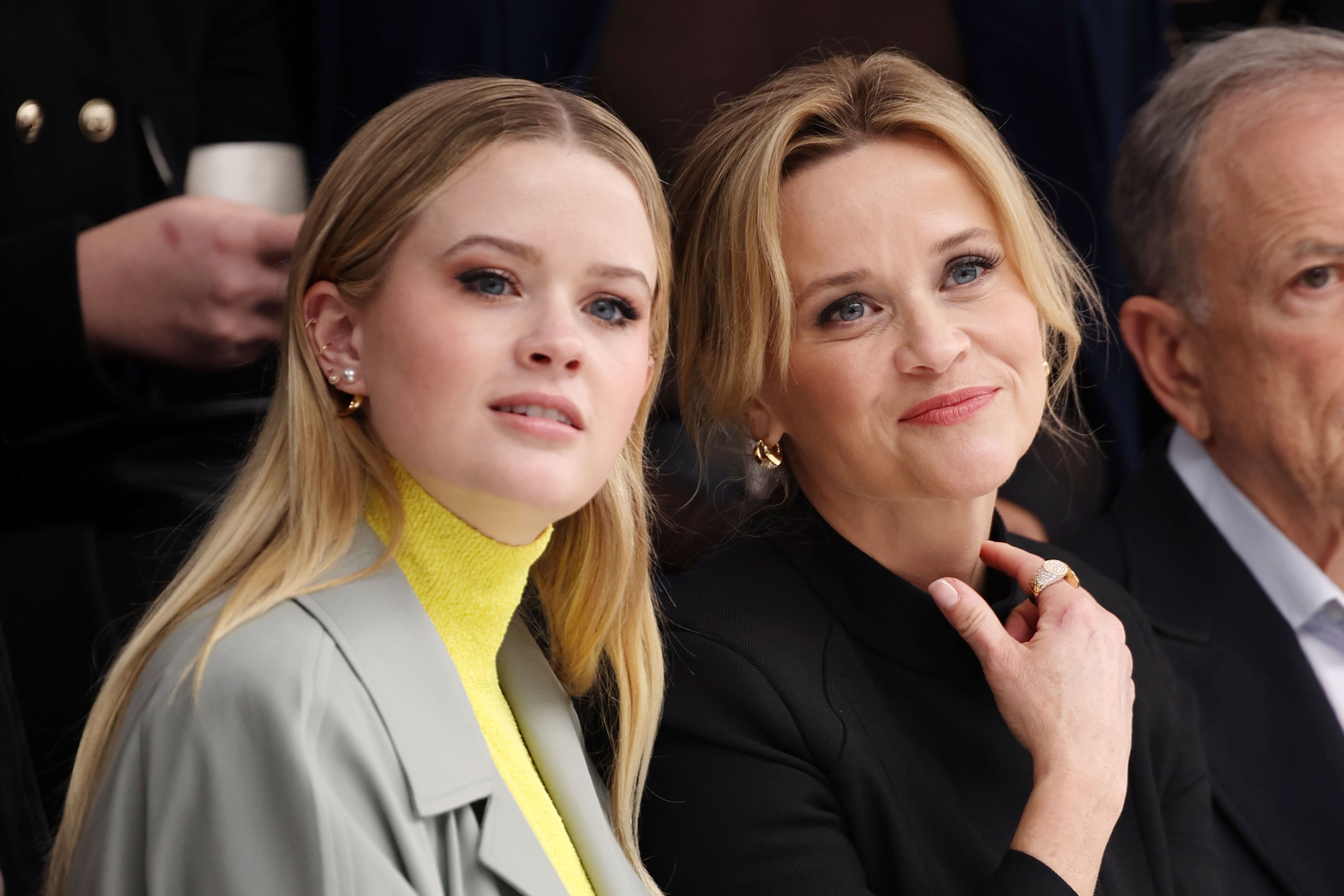 Reese Witherspoon et Ava Philippe assistent au défilé Fendi Haute Couture printemps/été 2024 le 25 janvier 2024 à Paris, France | Source : Getty Images