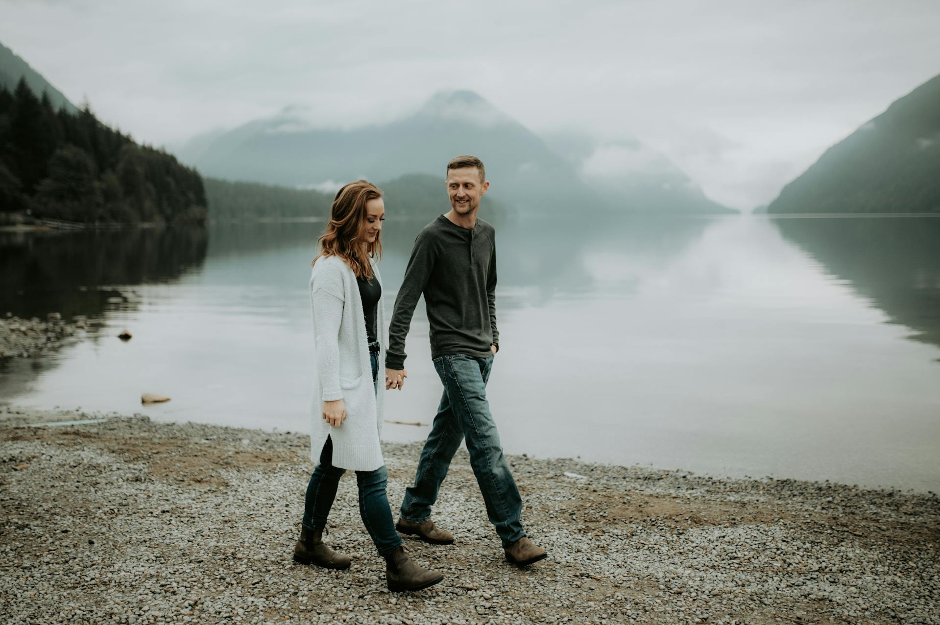 Un couple se promenant au bord d'un lac | Source : Pexels