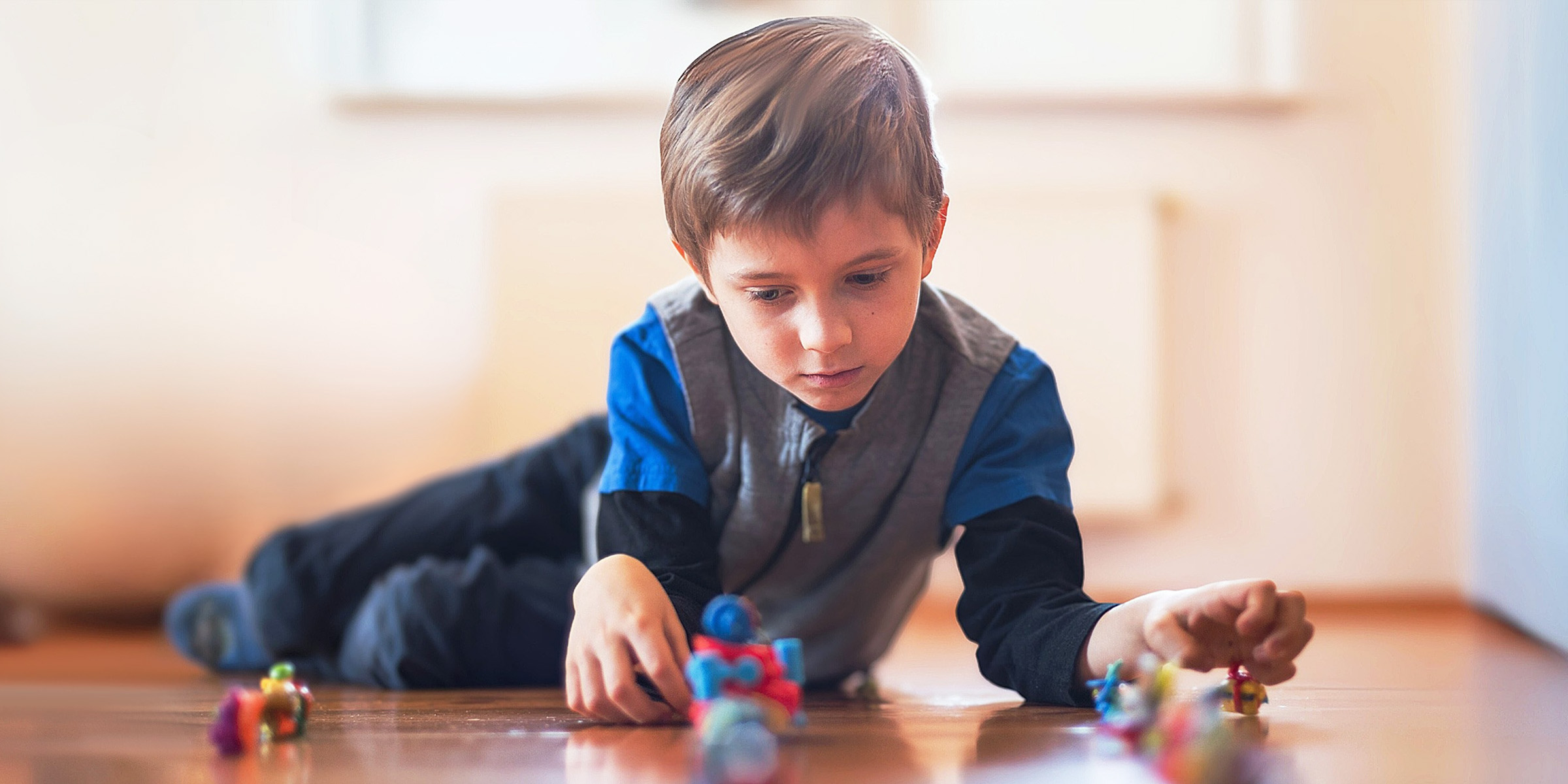 Un garçon qui joue avec des jouets | Source : Shutterstock