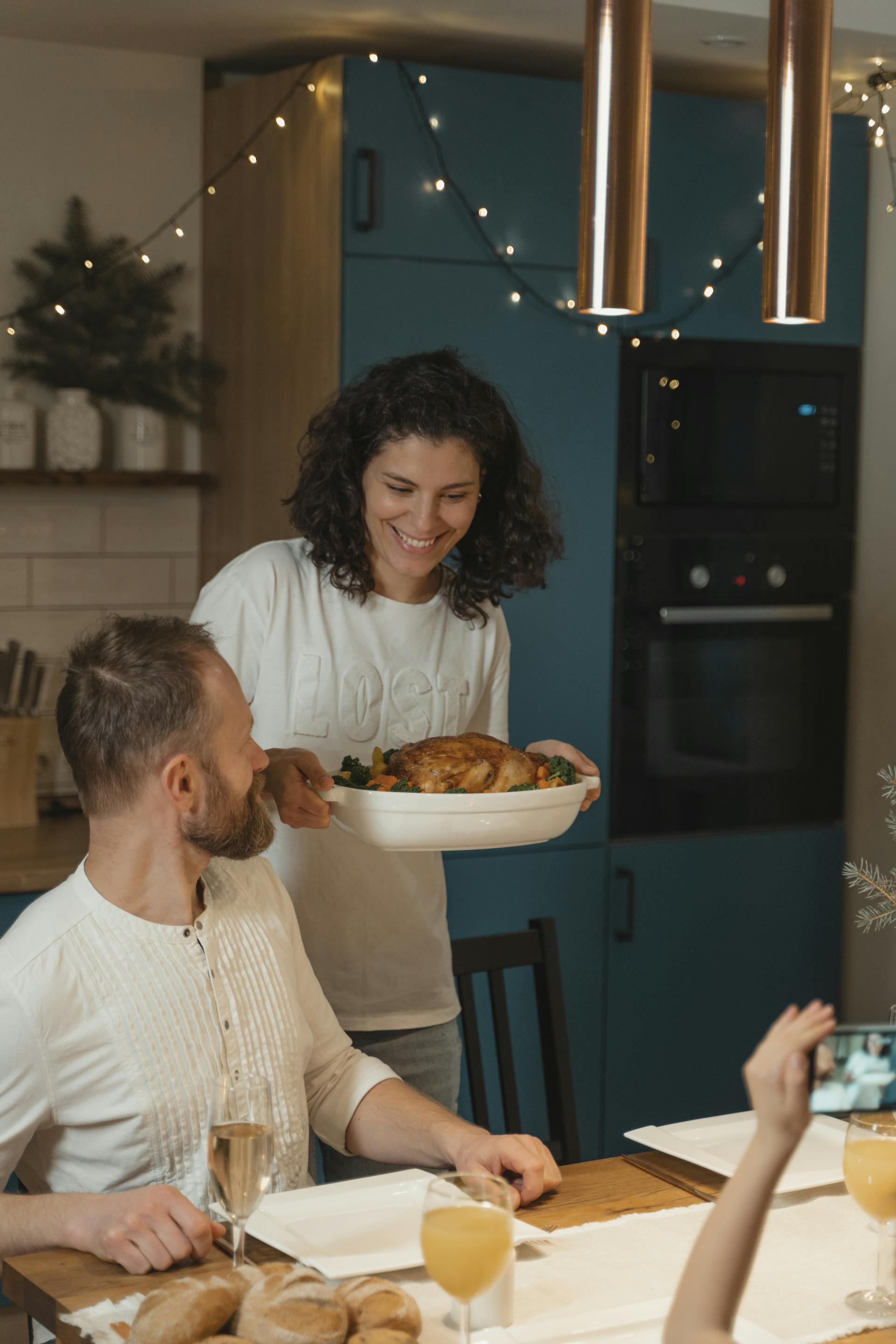 Des gens en train de dîner | Source : Pexels