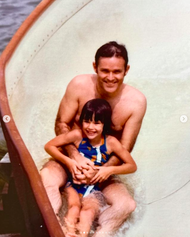 William et Jennifer Garner photographiés en train de descendre un toboggan aquatique posté le 1er avril 2024 | Source : Instagram/jennifer.garner