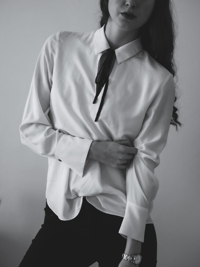 Une femme portant une chemise blanche. l Source : Unsplash