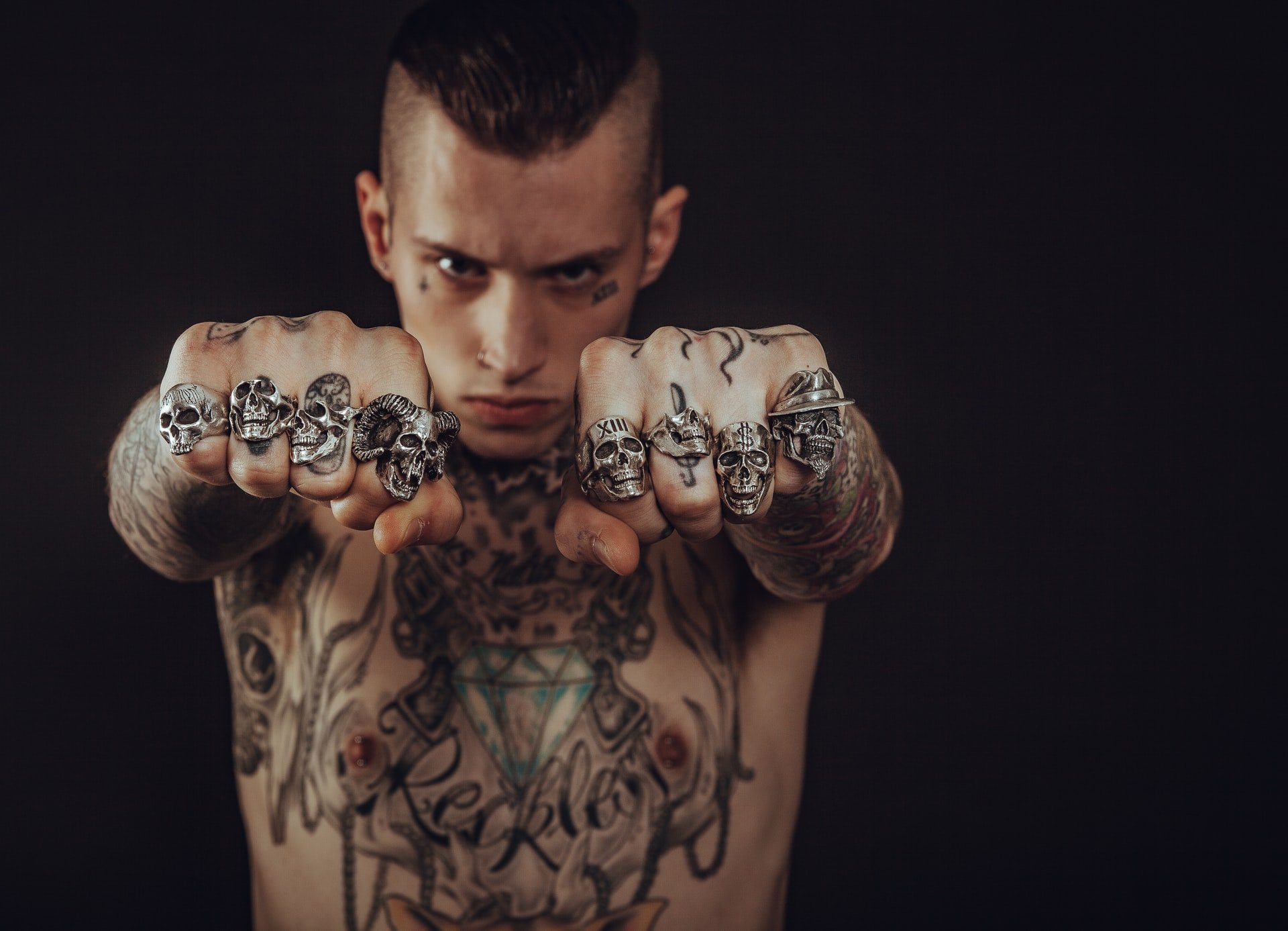 Un homme avec des mains couverts de tatouages | photo: unsplash