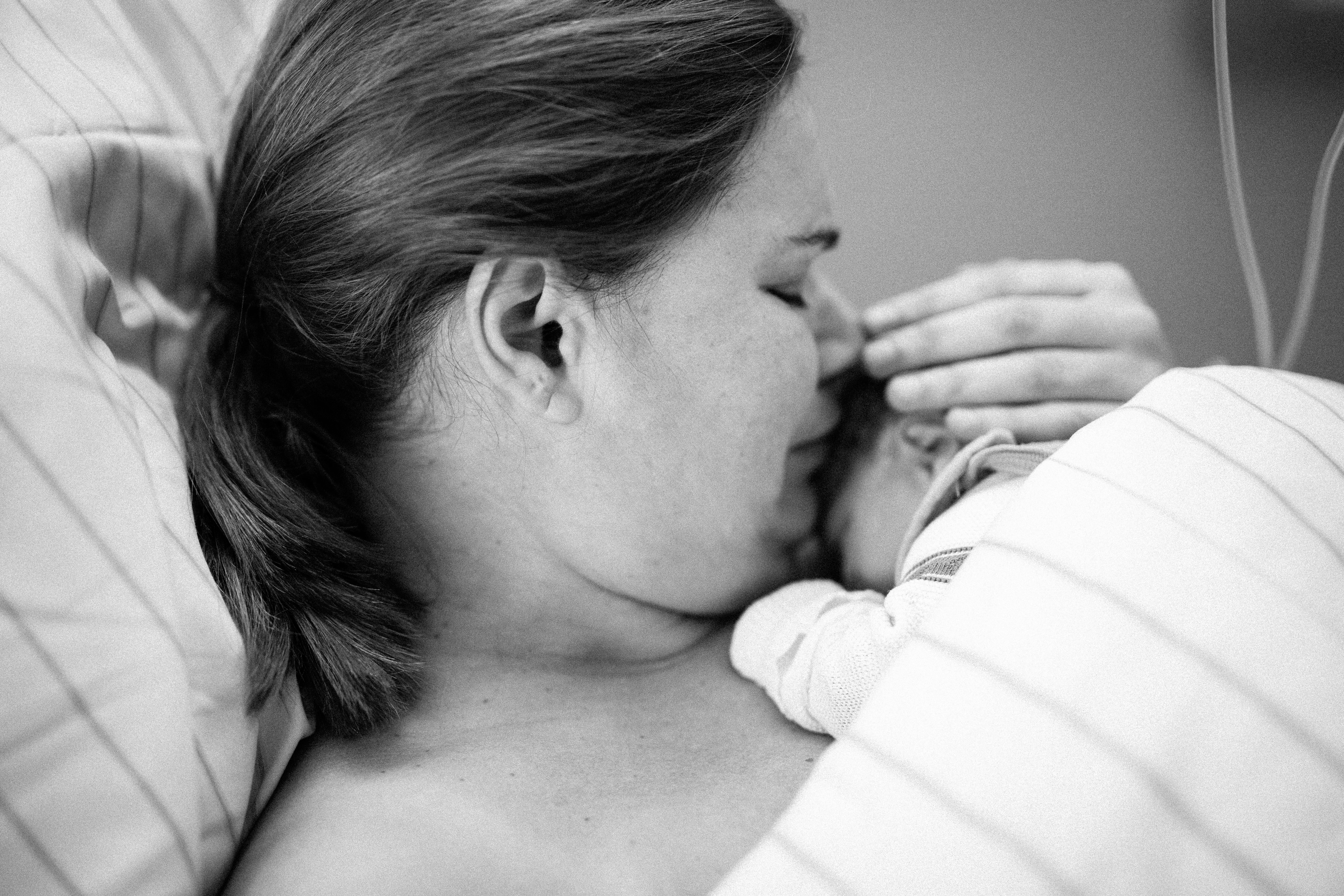 Une mère embrassant son nouveau-né | Source : Shutterstock