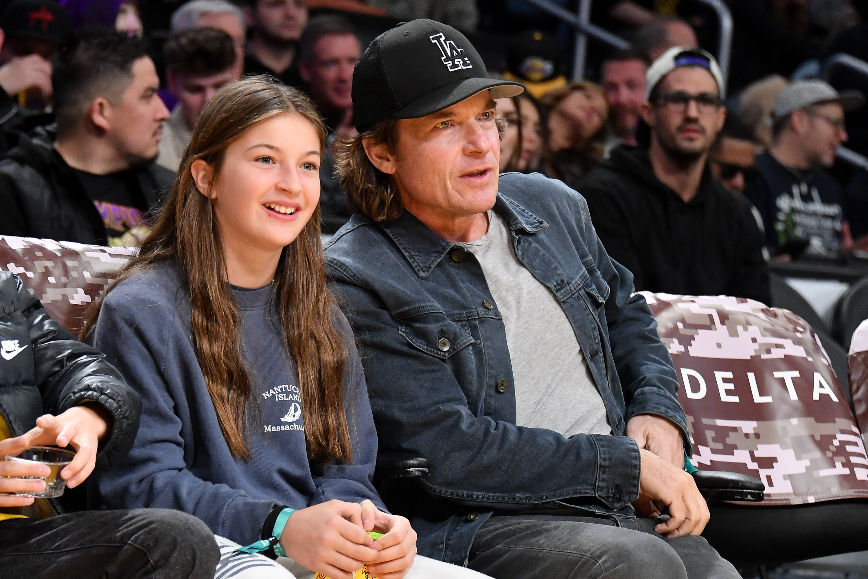 Jason Bateman et sa fille Francesca Nora assistent à un match de basket au Crypto.com Arena le 19 novembre 2023 | Source : Getty Images