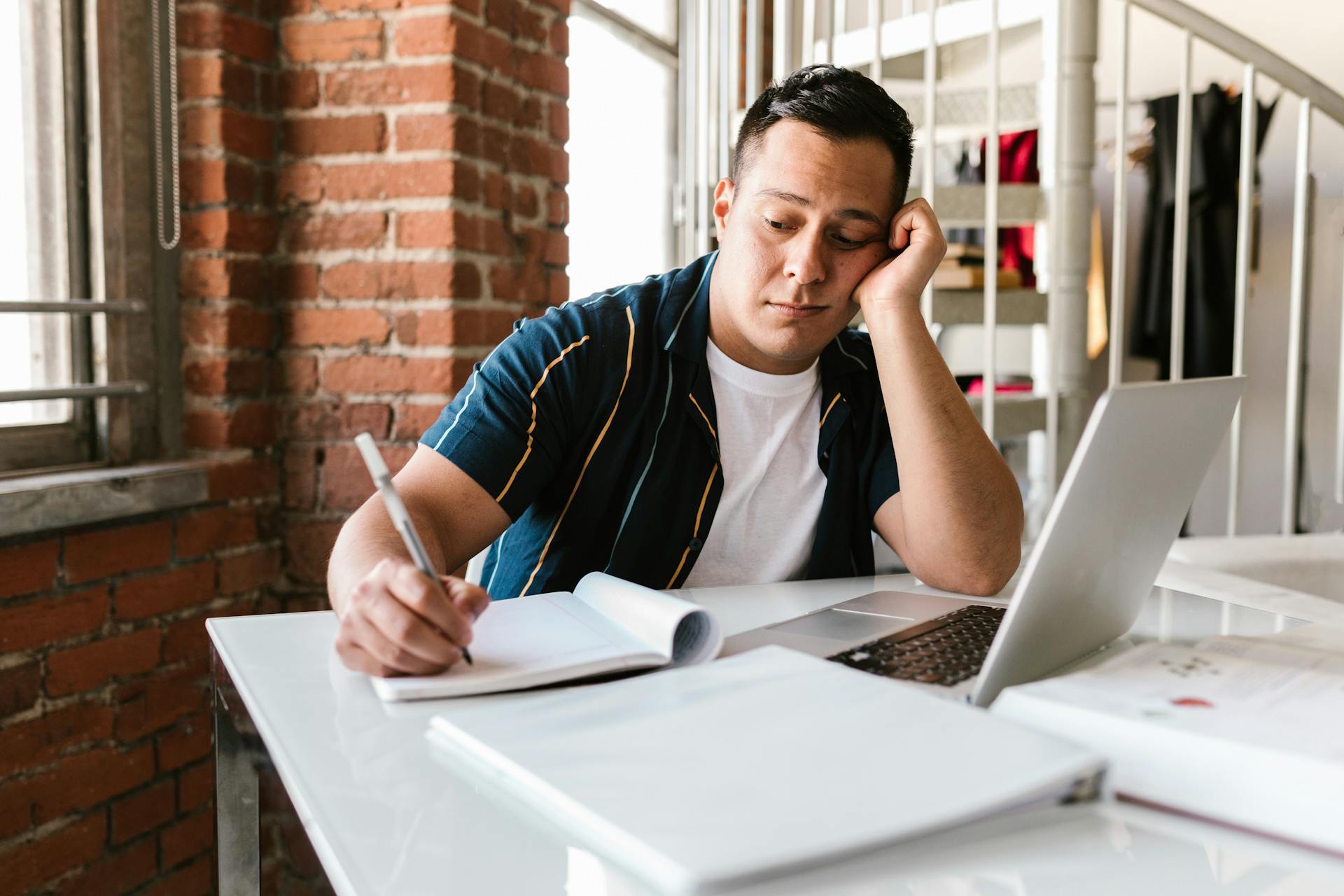 Un homme au travail | Source : Pexels