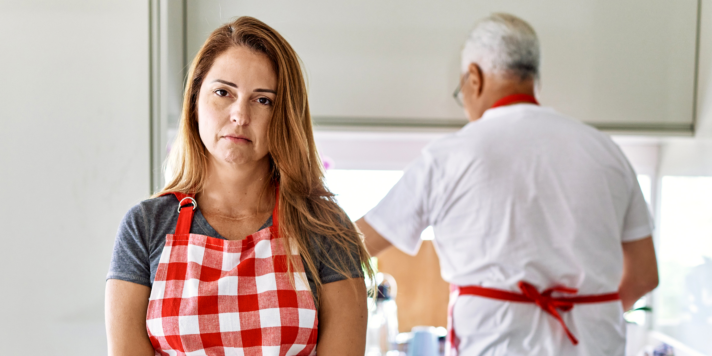 Une femme contrariée portant un tablier | Source : Shutterstock