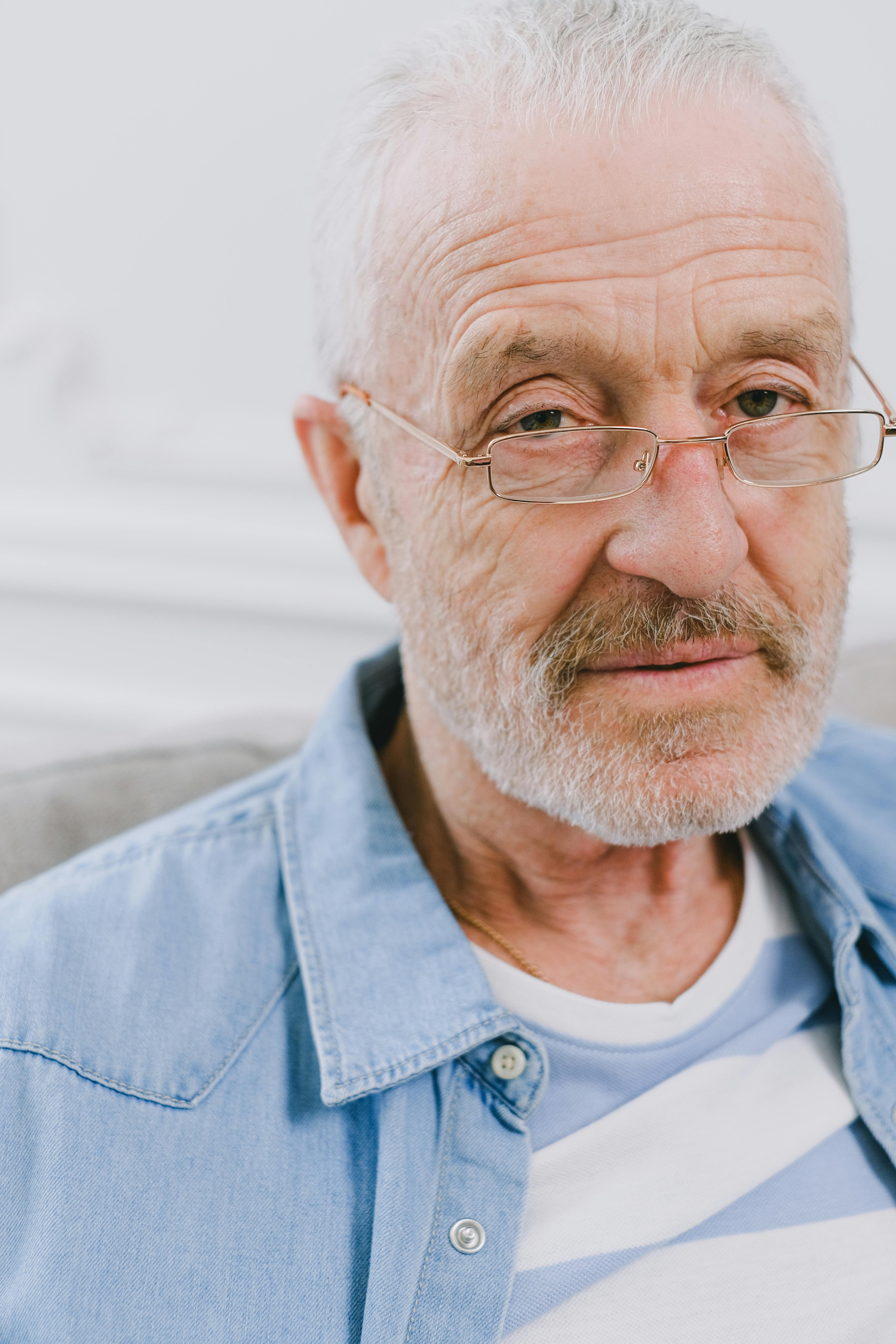 Un homme portant des lunettes | Source : Pexels