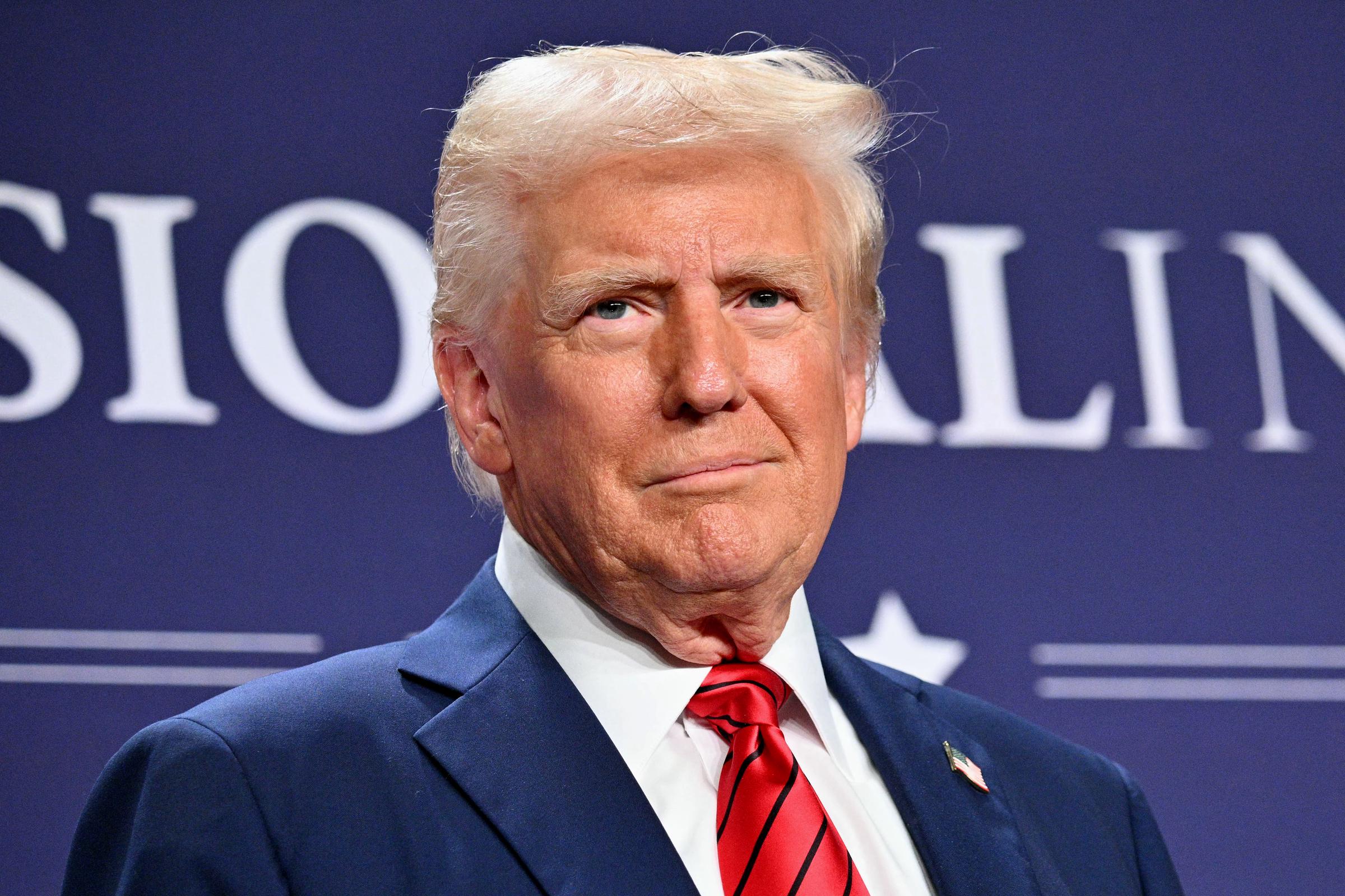 Le président américain Donald Trump regarde après avoir prononcé un discours lors du dîner de la conférence des membres républicains de la Chambre à Trump National Doral à Miami, en Floride, le 27 janvier 2025 | Source : Getty Images