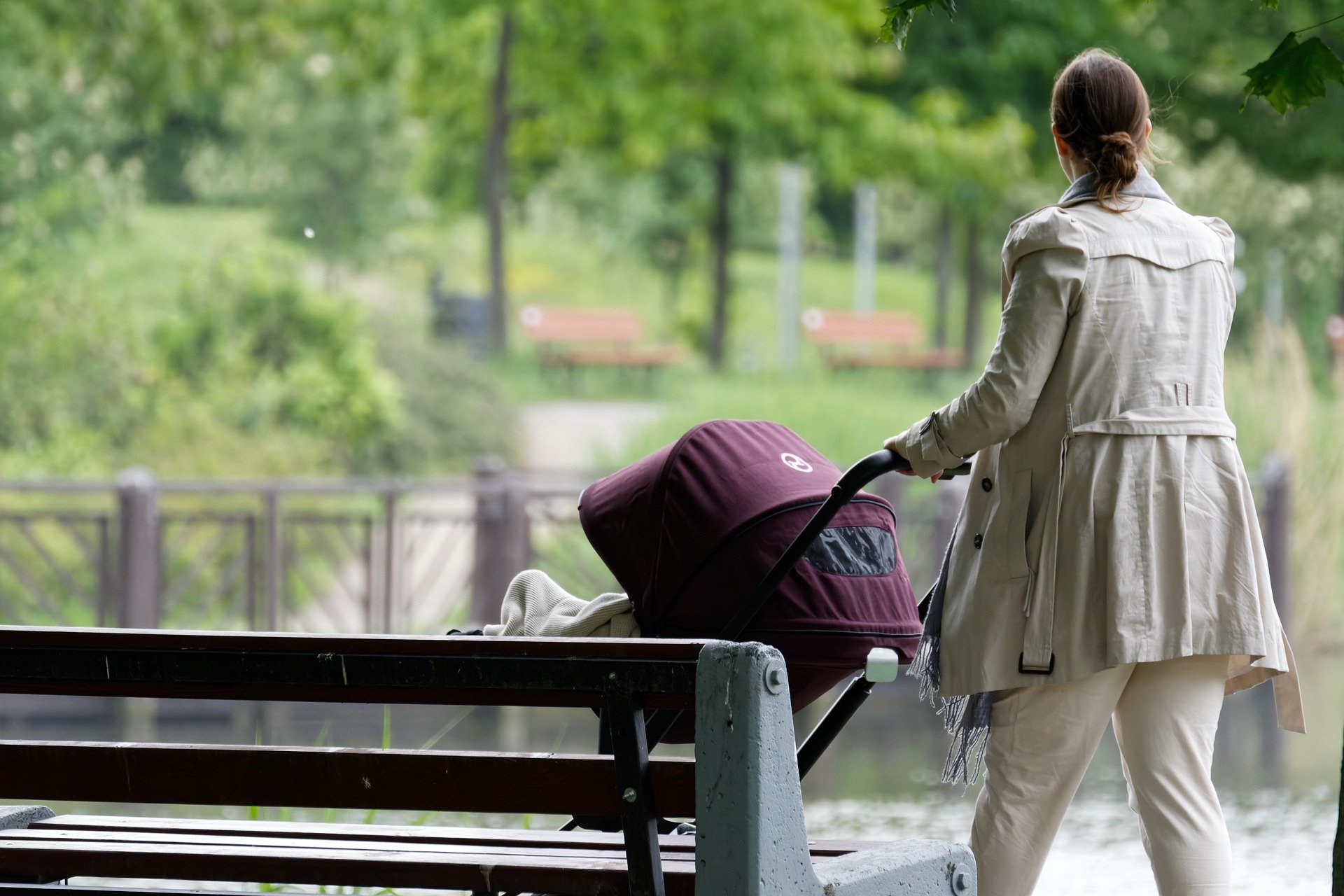 A woman pushing a stroller | Source: Pixabay