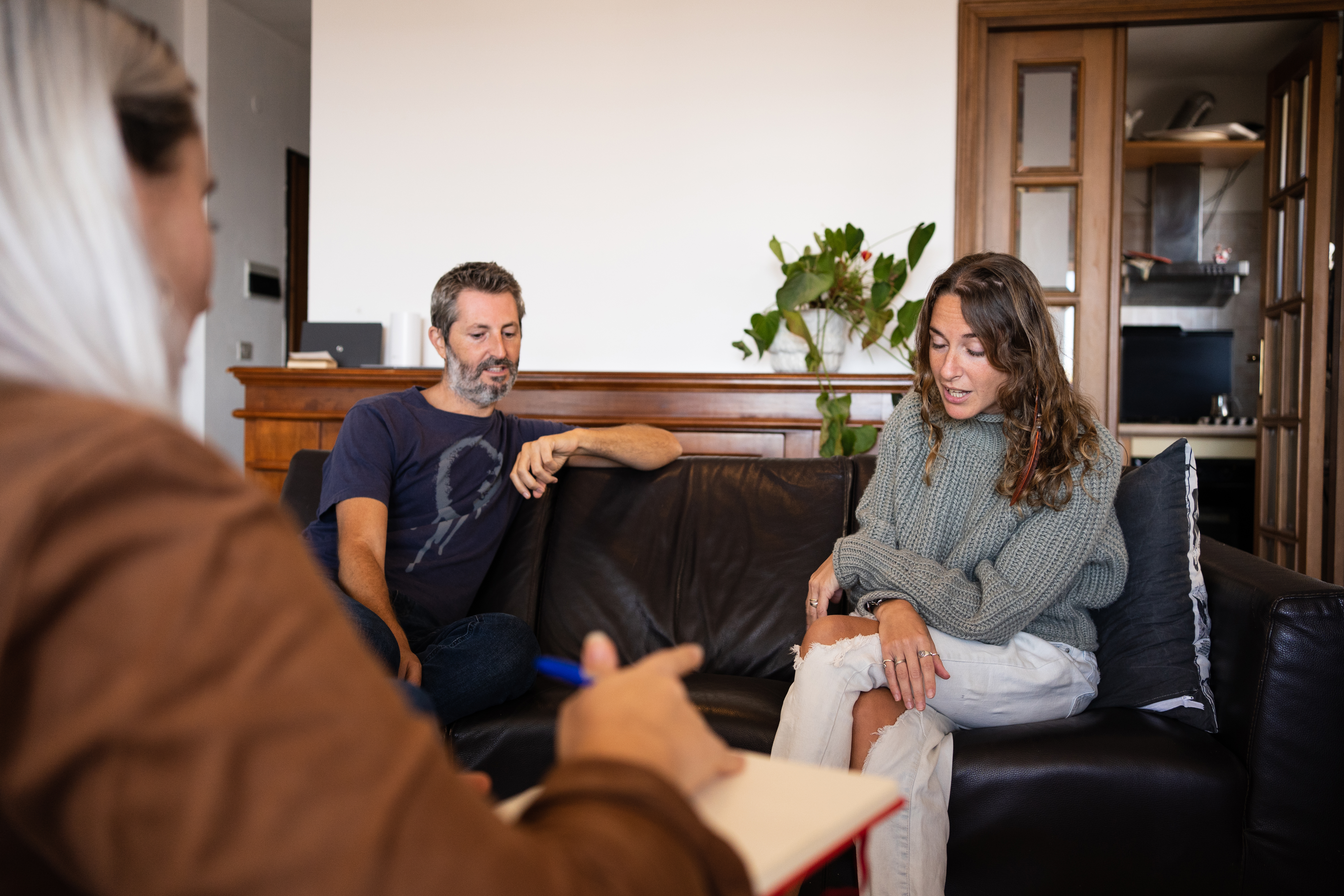Un couple discute avec un thérapeute | Source : Getty Images