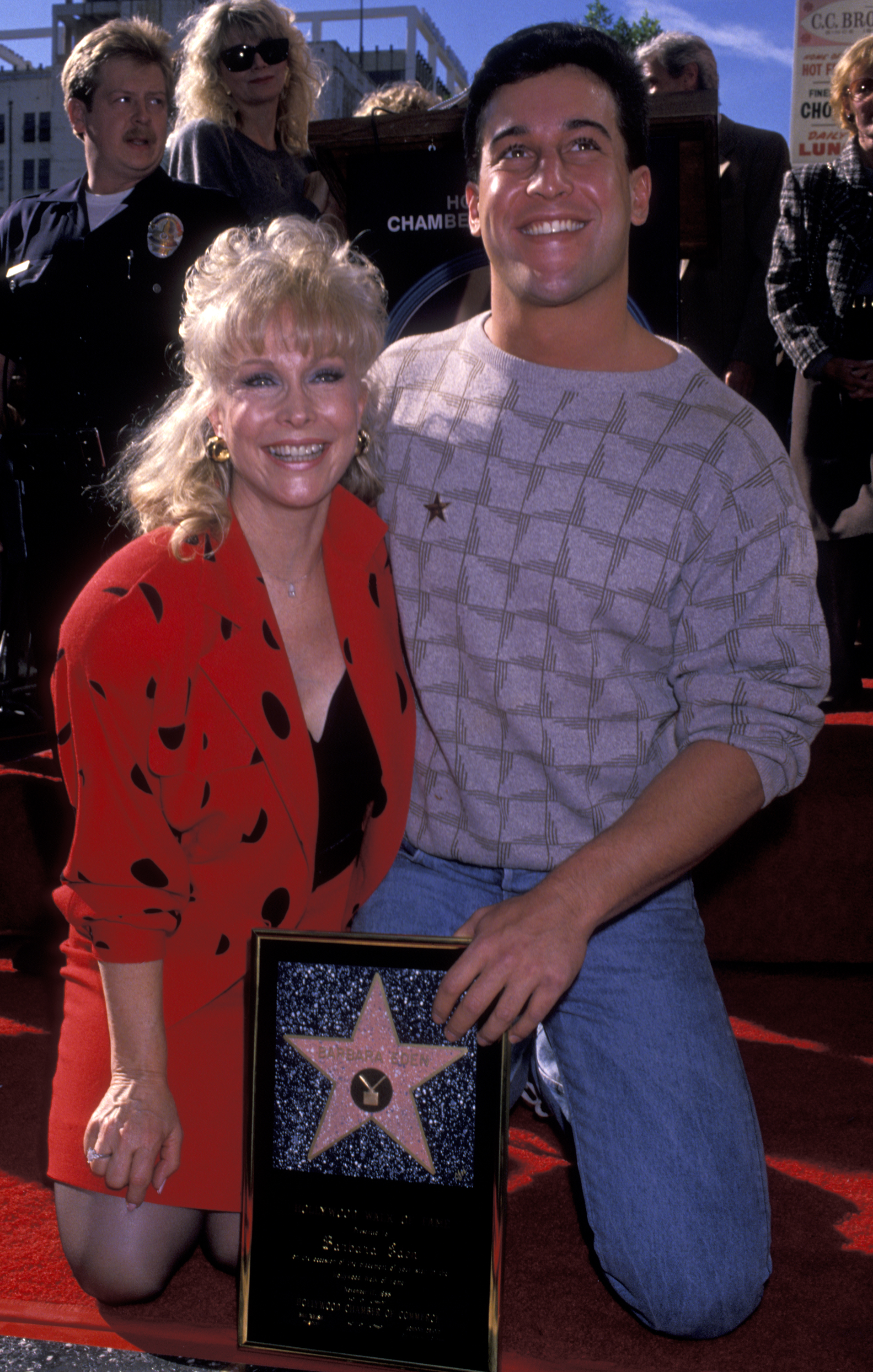Barbara Eden avec son fils Matthew Ansara le 17 novembre 1988 à Hollywood, Californie | Source : Getty Images