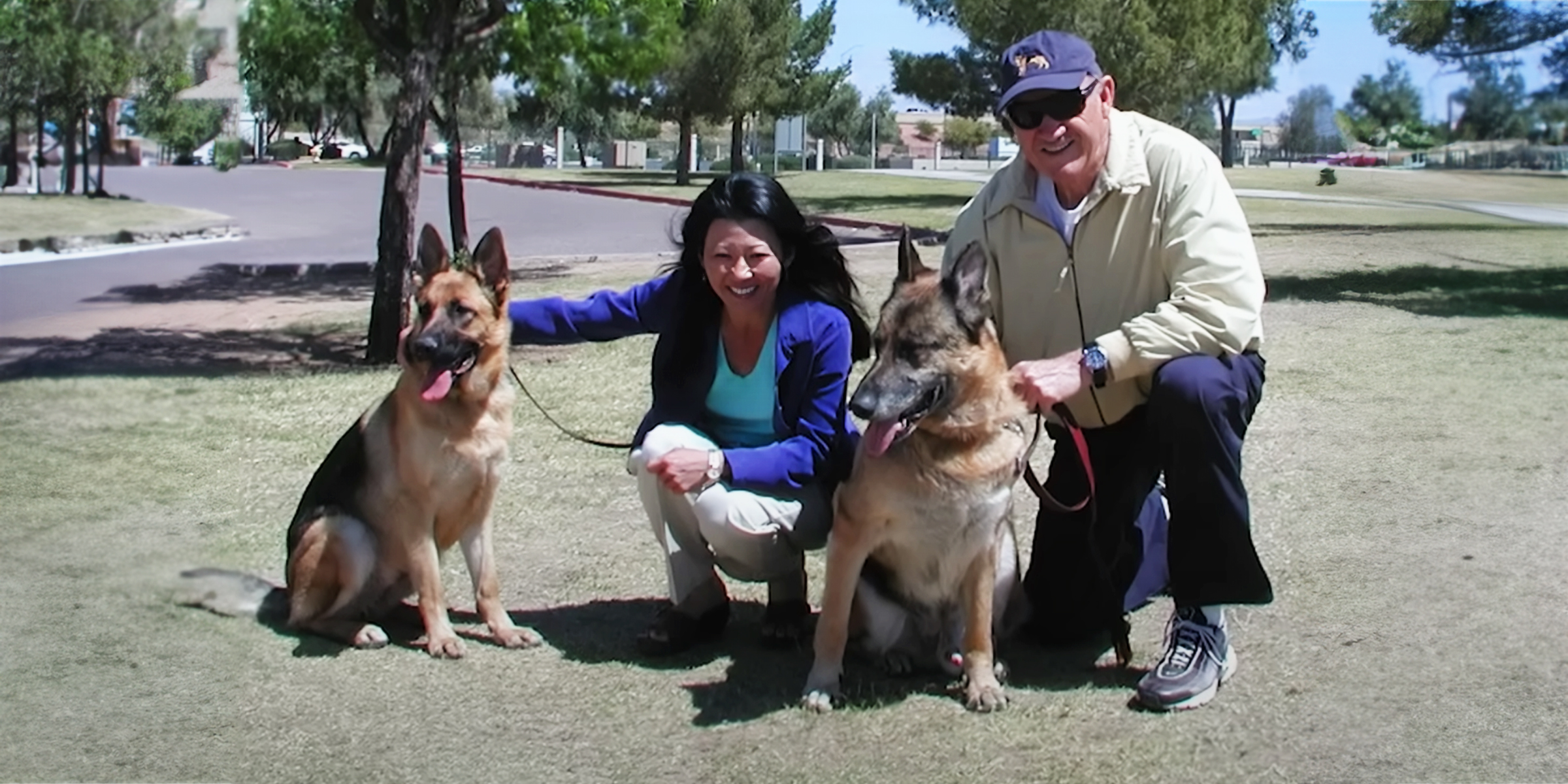 Betsy Arakawa et Gene Hackman avec leurs chiens | Source : YouTube/@LawAndCrime