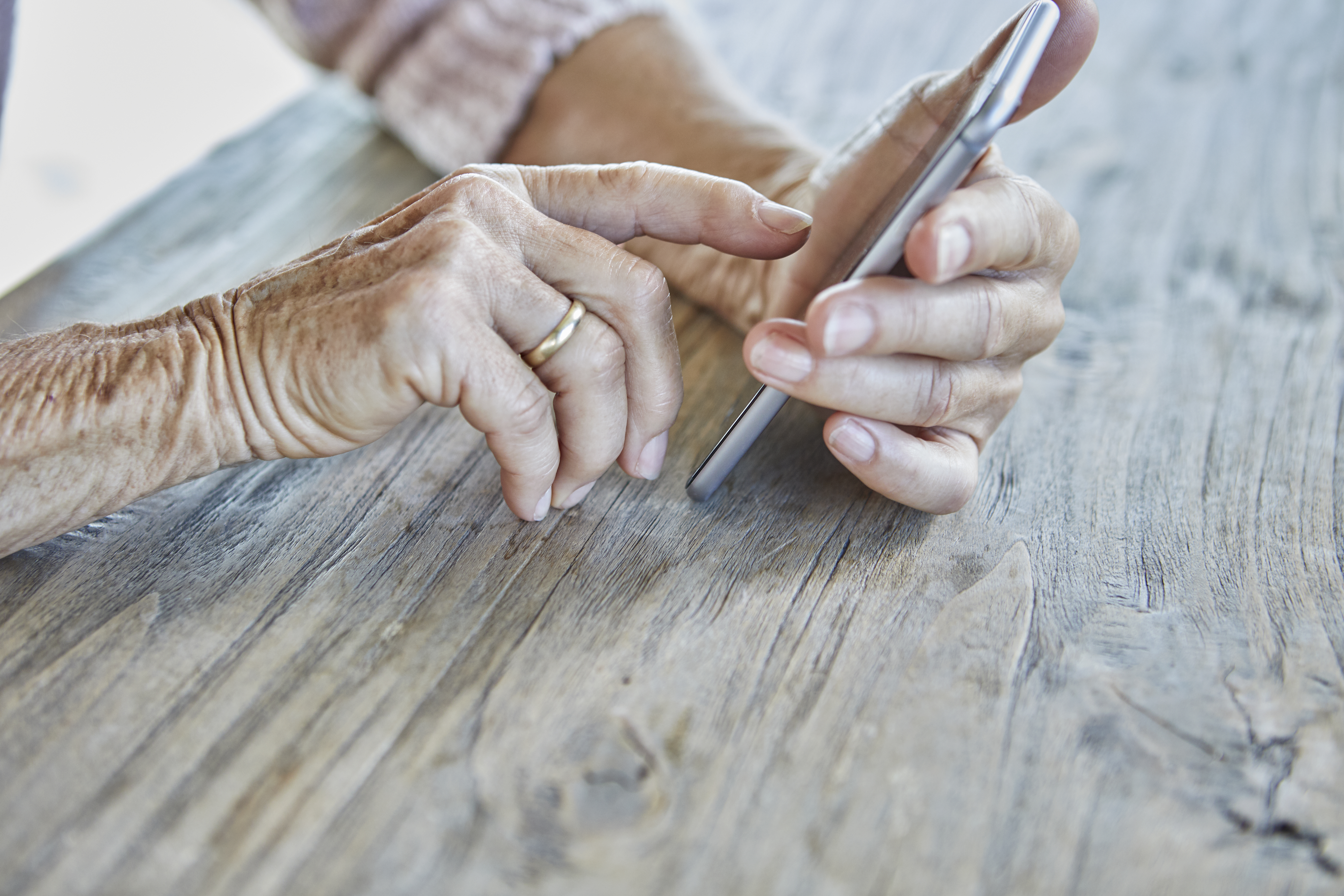 Les mains d'une femme utilisant un smartphone, en gros plan | Source : Getty Images