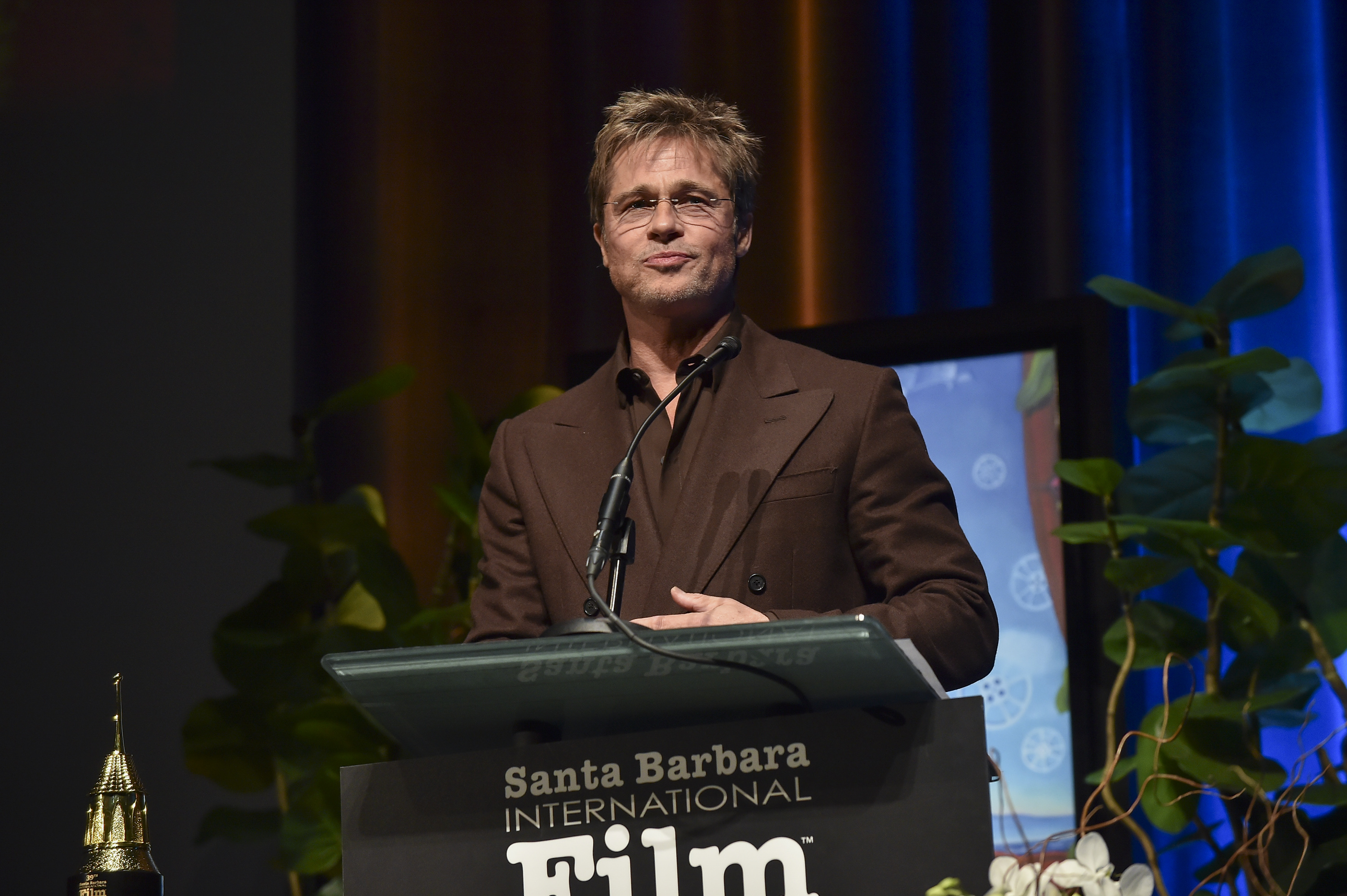 Brad Pitt s'exprimant lors de la cérémonie de remise des prix de l'interprète exceptionnel de l'année du Festival international du film de Santa Barbara, en Californie, le 8 février 2024 | Source : Getty Images