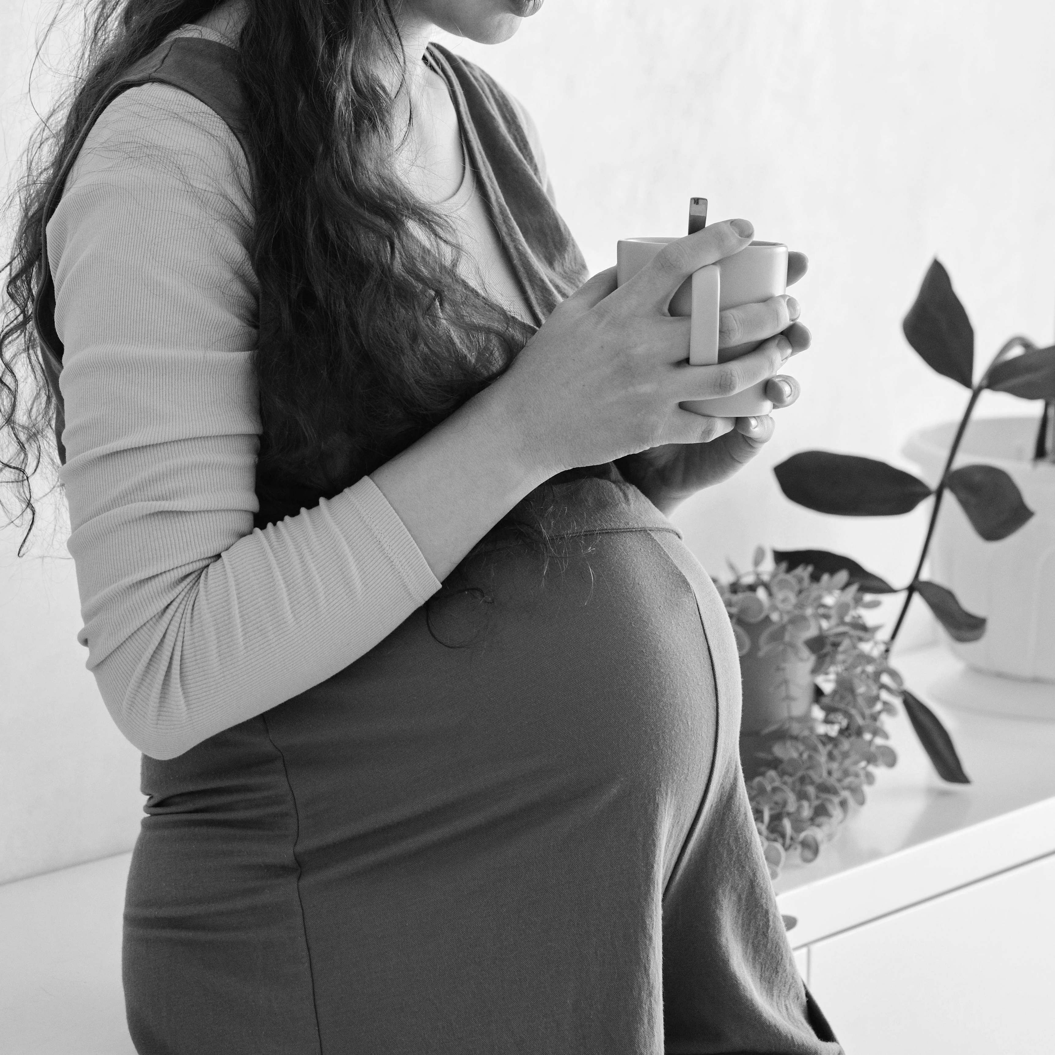 Une femme enceinte tenant une tasse | Source : Pexels