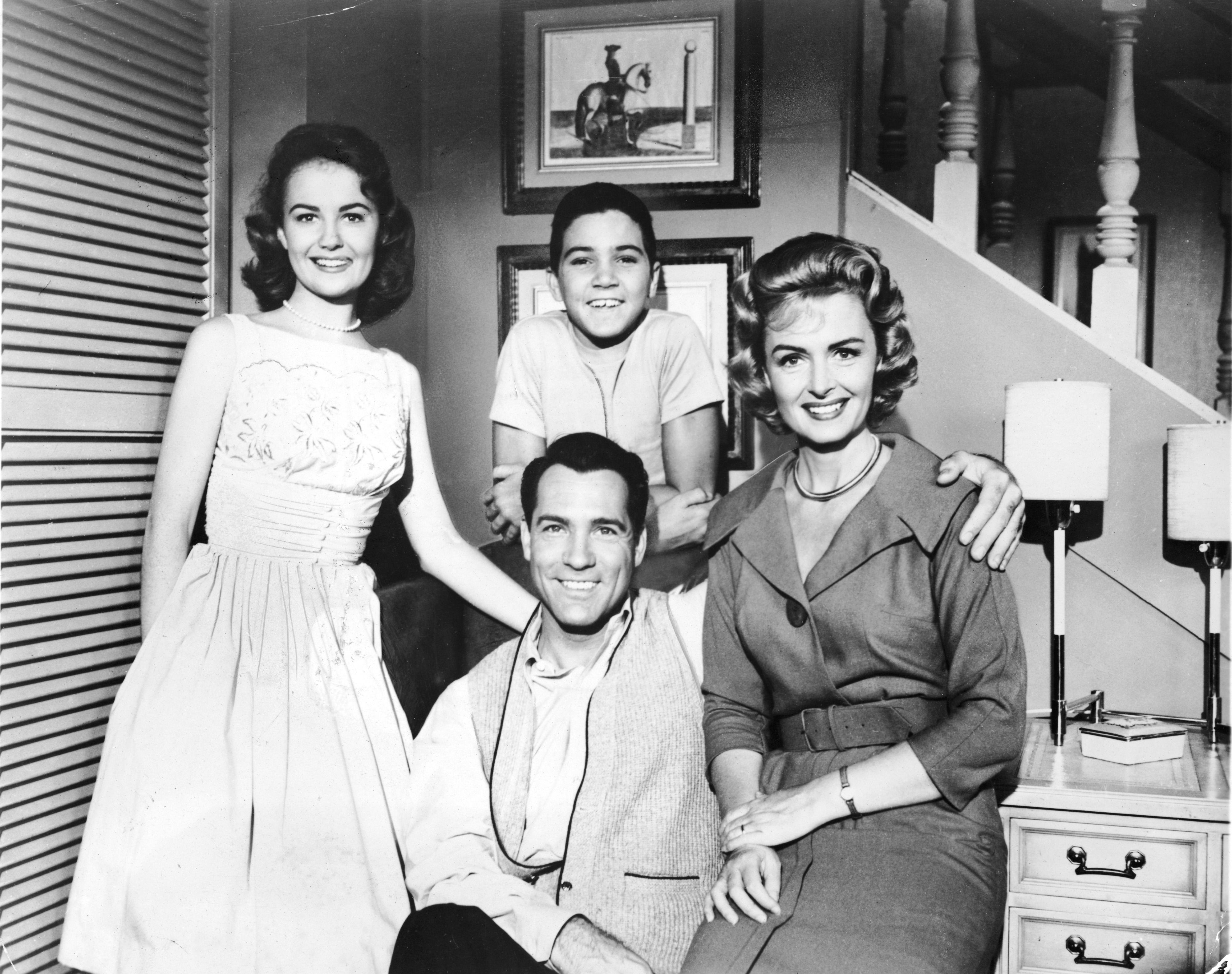 Shelley Fabares, Paul Petersen, Carl Betz et Donna Reed dans un portrait pour « The Donna Reed Show » vers 1961 | Source : Getty Images