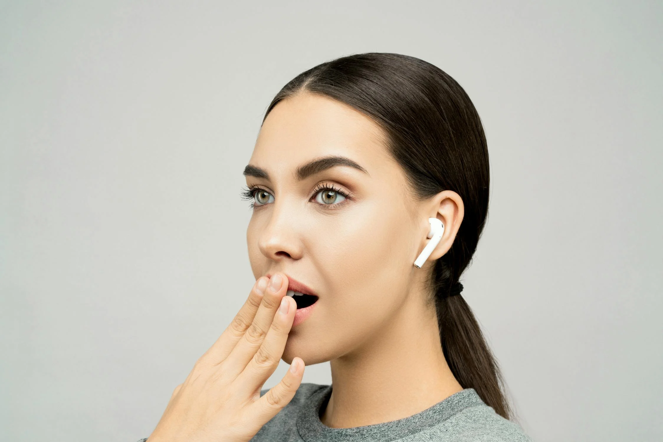 Une jeune femme qui fait semblant d'être choquée | Source : Pexels