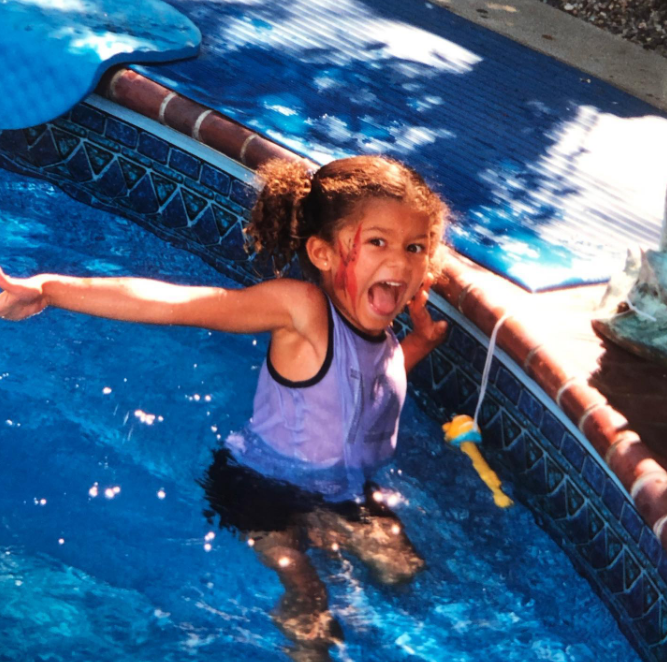 La personnalité pétillante qu'elle a développée en grandissant est restée réservée à ses proches. Sur cette photo, elle pose au bord d'une piscine en faisant une grimace, dans une photo de souvenir publiée le 2 septembre 2022. | Source : Instagram/zendaya