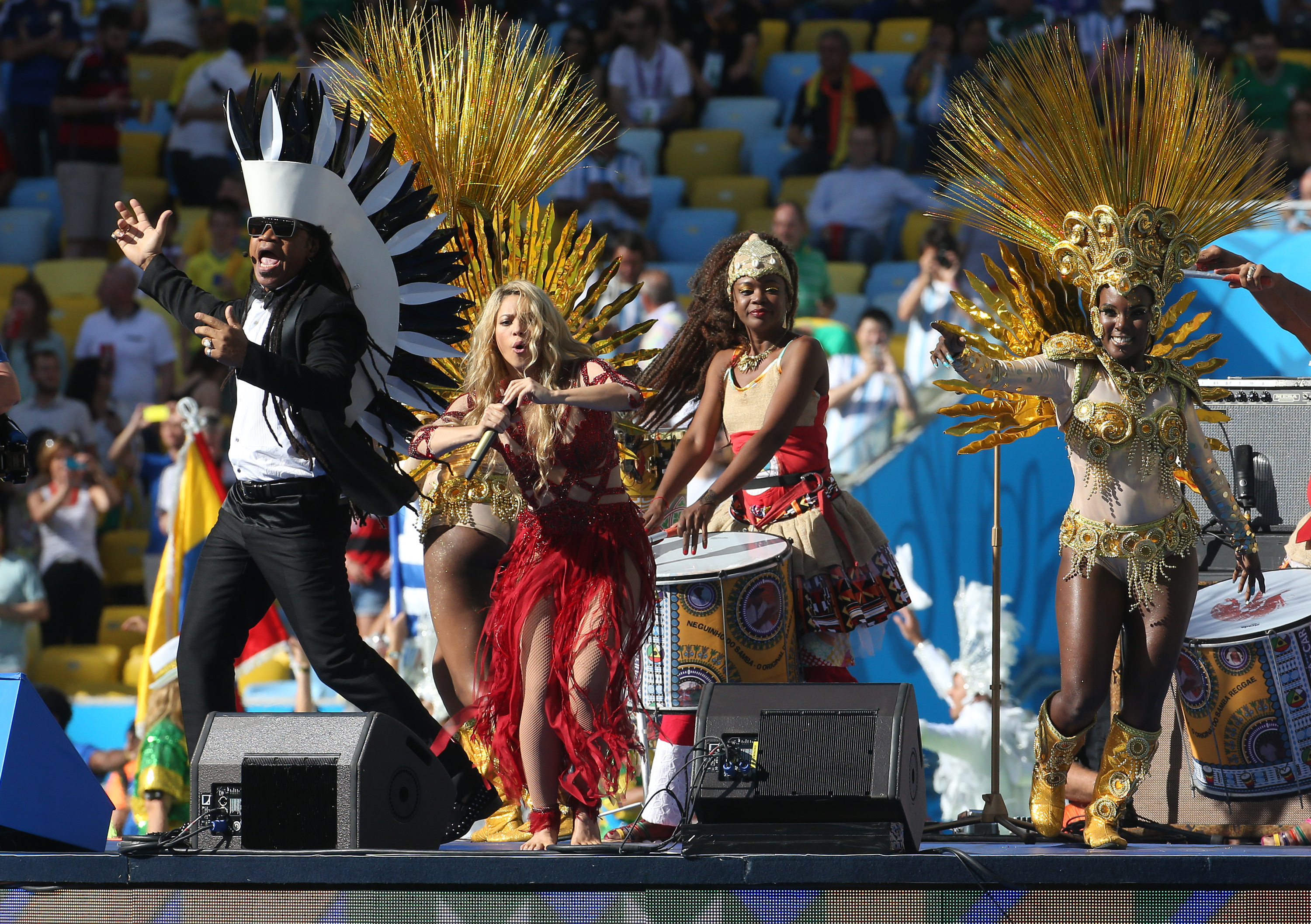 Shakira se produit lors du spectacle précédant la finale de la Coupe du monde de football 2014 au Brésil, qui opposait l'Allemagne à l'Argentine, au stade Maracana, le 13 juillet 2014 à Rio de Janeiro, au Brésil I Source : Getty Images