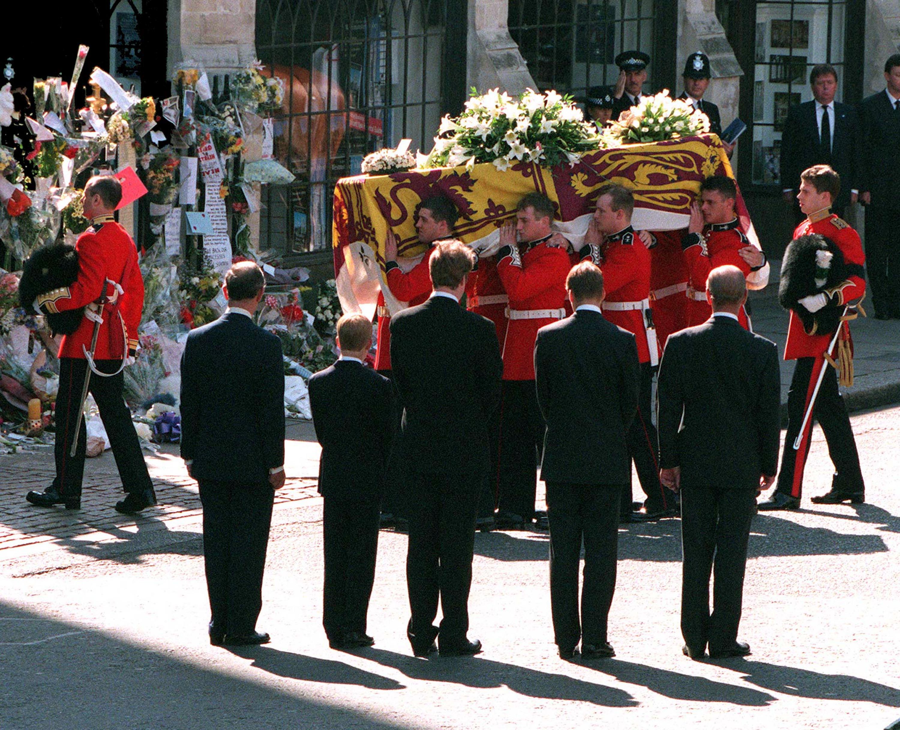 Le prince Charles, prince de Galles, le prince Harry, le comte Spencer, le prince William et le prince Philip, duc d'Édimbourg lors des funérailles de Diana, princesse de Galles, le 06 septembre 1997 à l'abbaye de Westminster, Londres | Source : Getty Images
