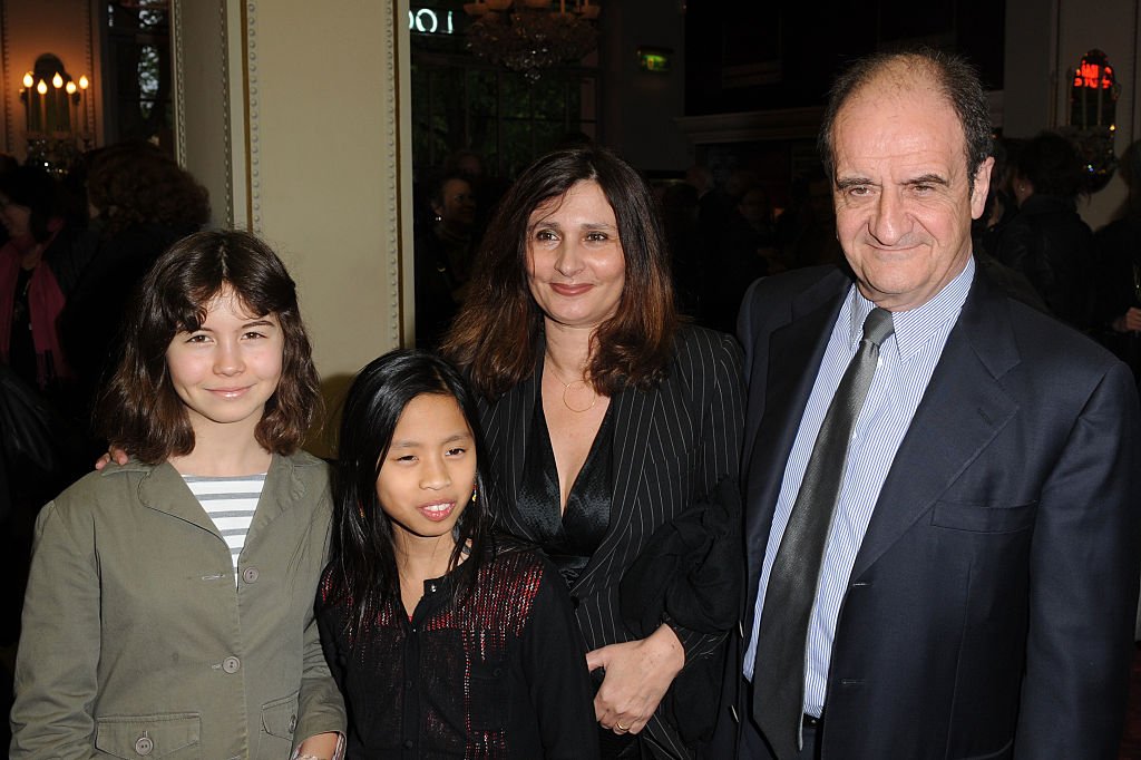 Pierre Lescure avec sa femme et leurs enfants. | Photo : Getty Images
