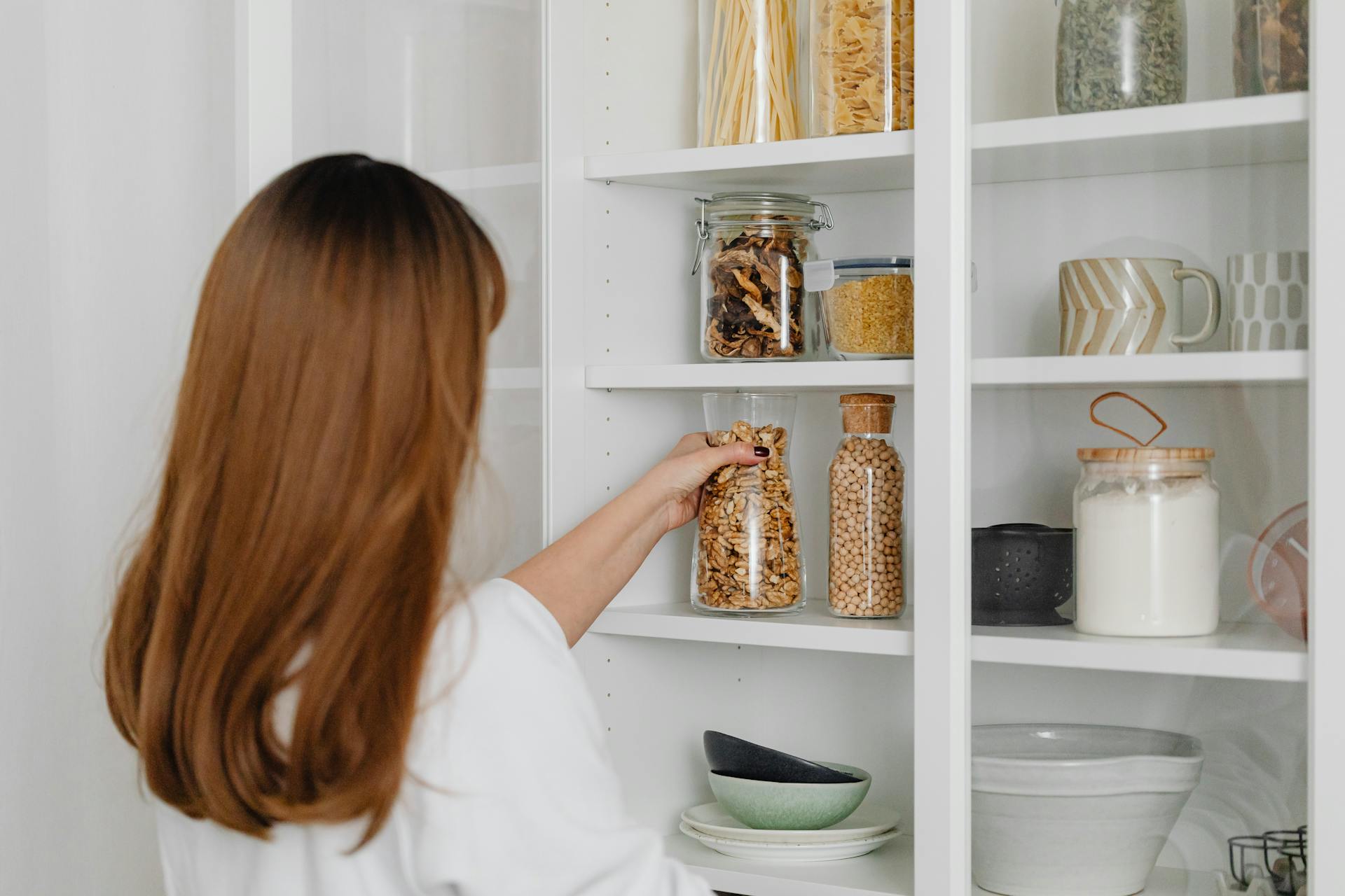 Une femme tenant un bocal en verre | Source : Pexels