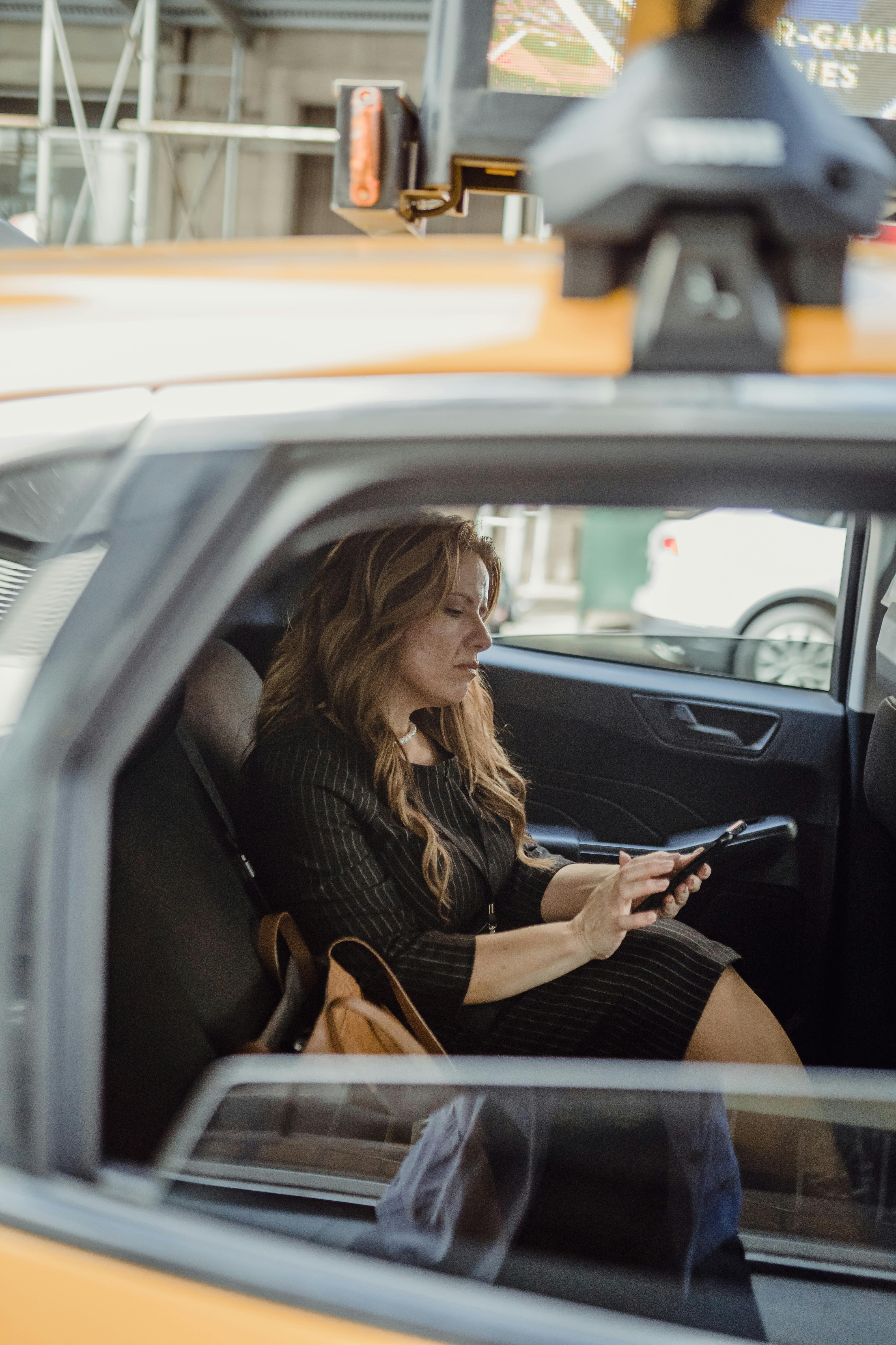 Une femme dans un taxi | Source : Pexels