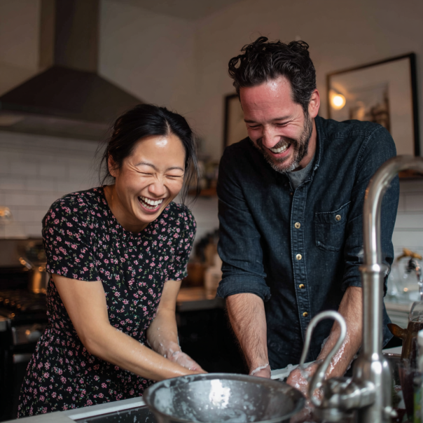 Un couple en train de faire la vaisselle | Source : Midjourney