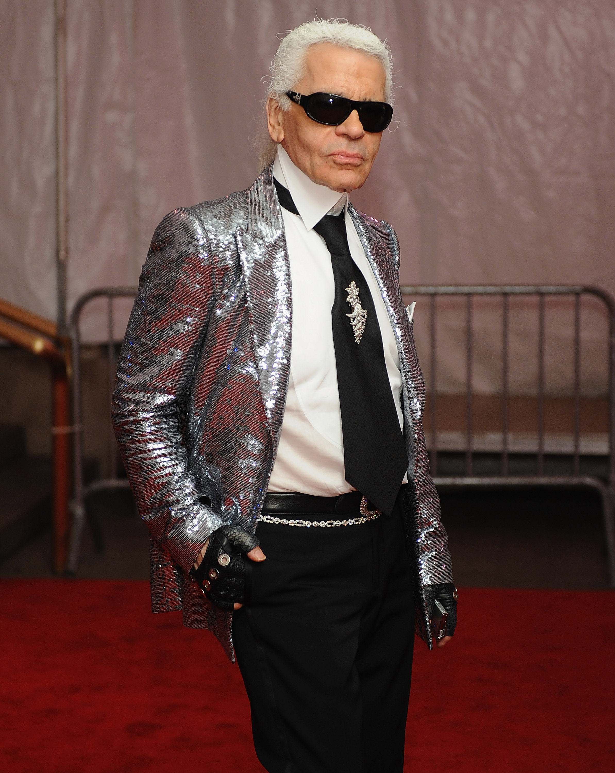 Karl Lagerfeld quitte le Metropolitan Museum of Art Costume Institute Gala, Superheroes : Fashion and Fantasy, à New York, le 5 mai 2008. | Source : Getty Images