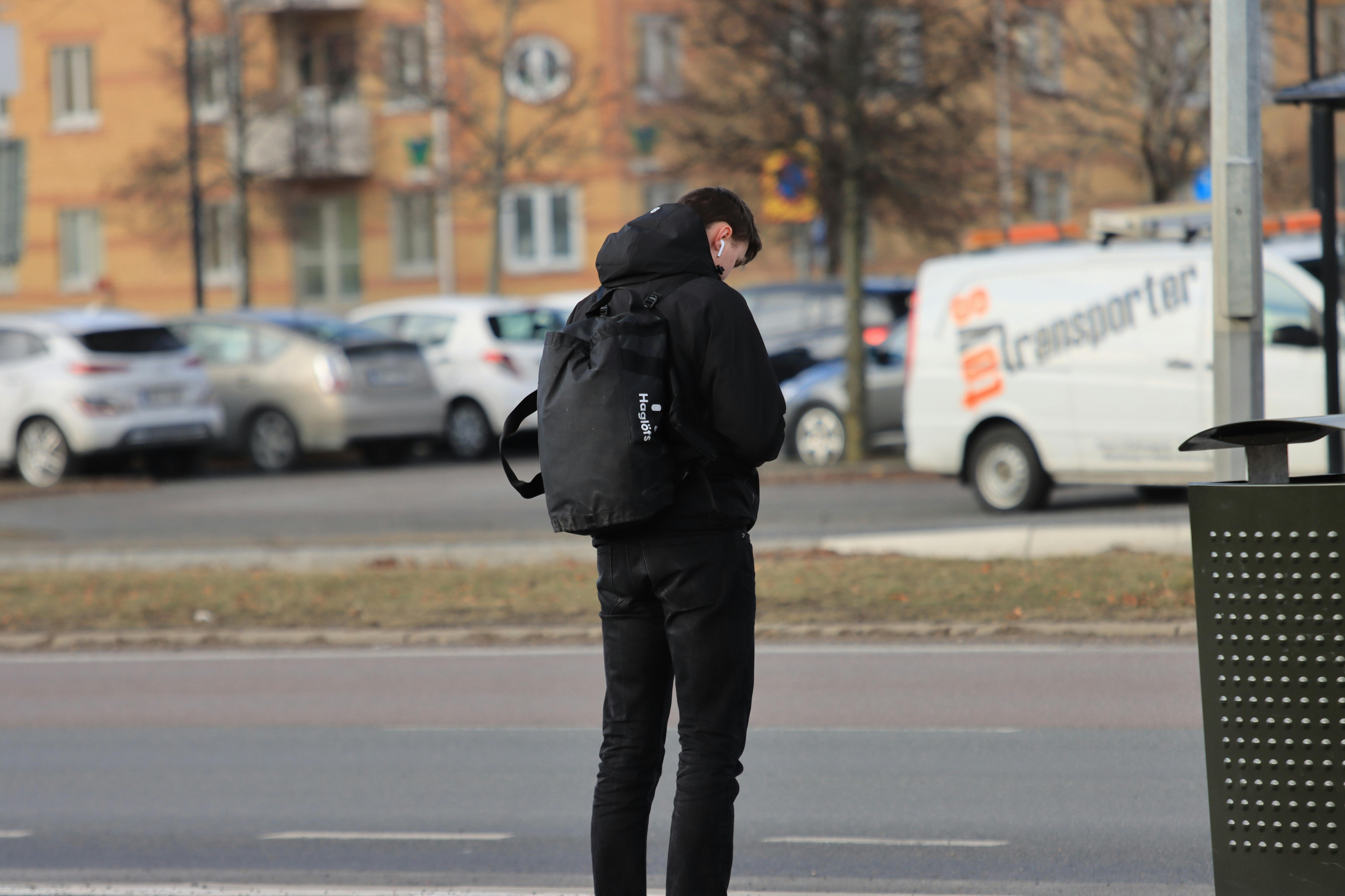 Homme à un arrêt de bus | Source : Pexels