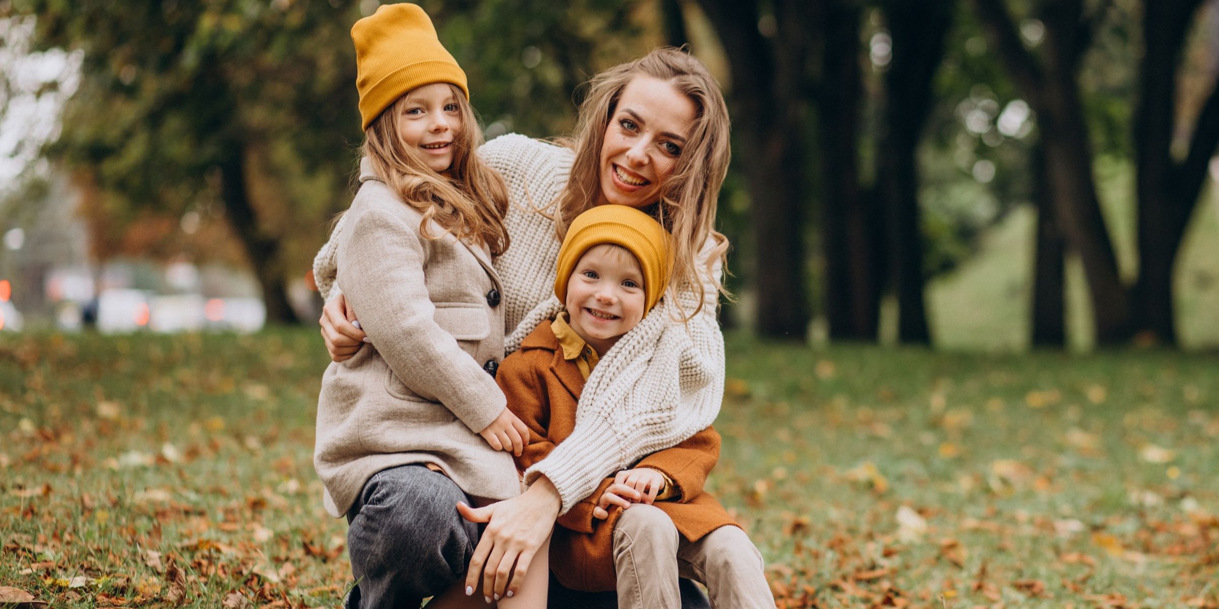 Une femme souriante avec ses enfants | Source : Magnific