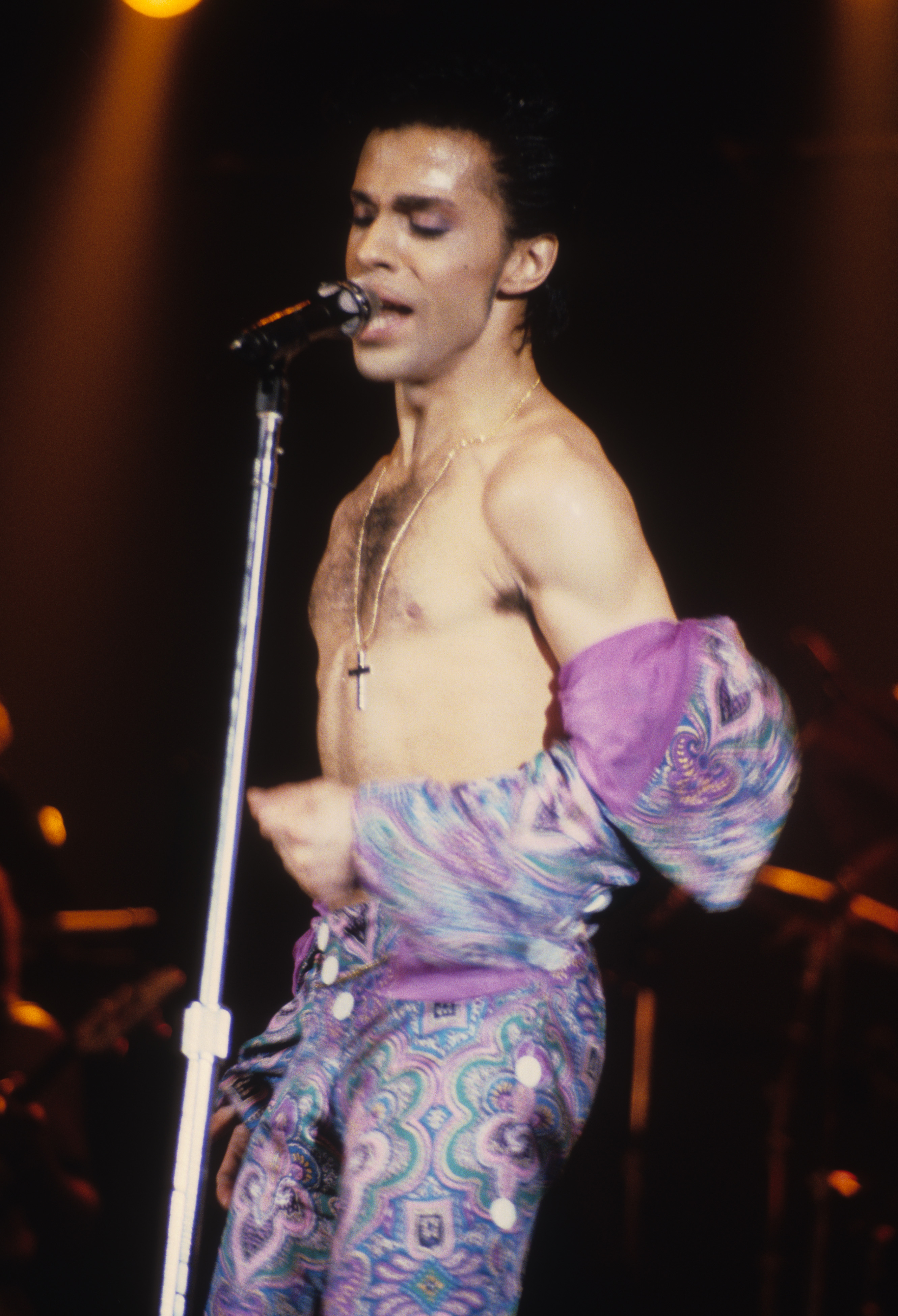 Prince se produit lors de la tournée Parade le 3 mars 1986 à Minneapolis, Minnesota | Source : Getty Images