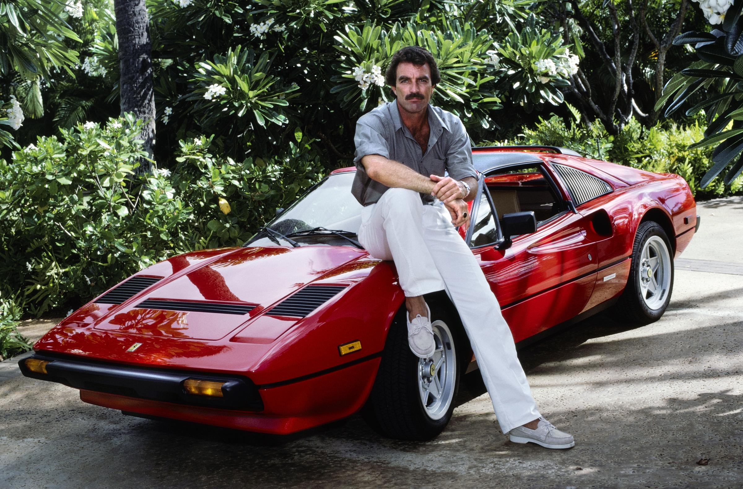 Tom Selleck sur le plateau de "Magnum, P.I.", 1982 | Source : Getty Images